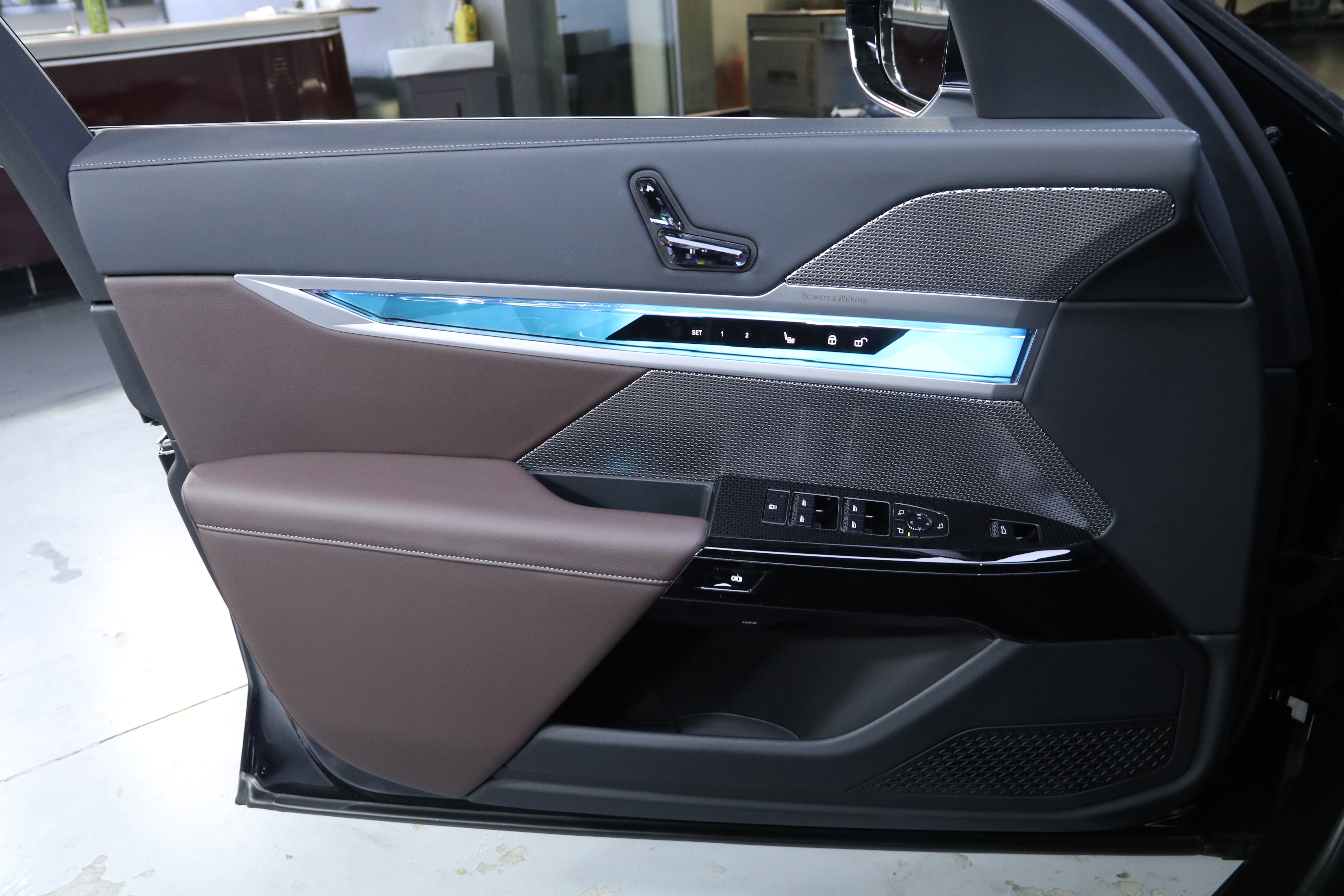 BMW i7 M70L 2024 car image #8