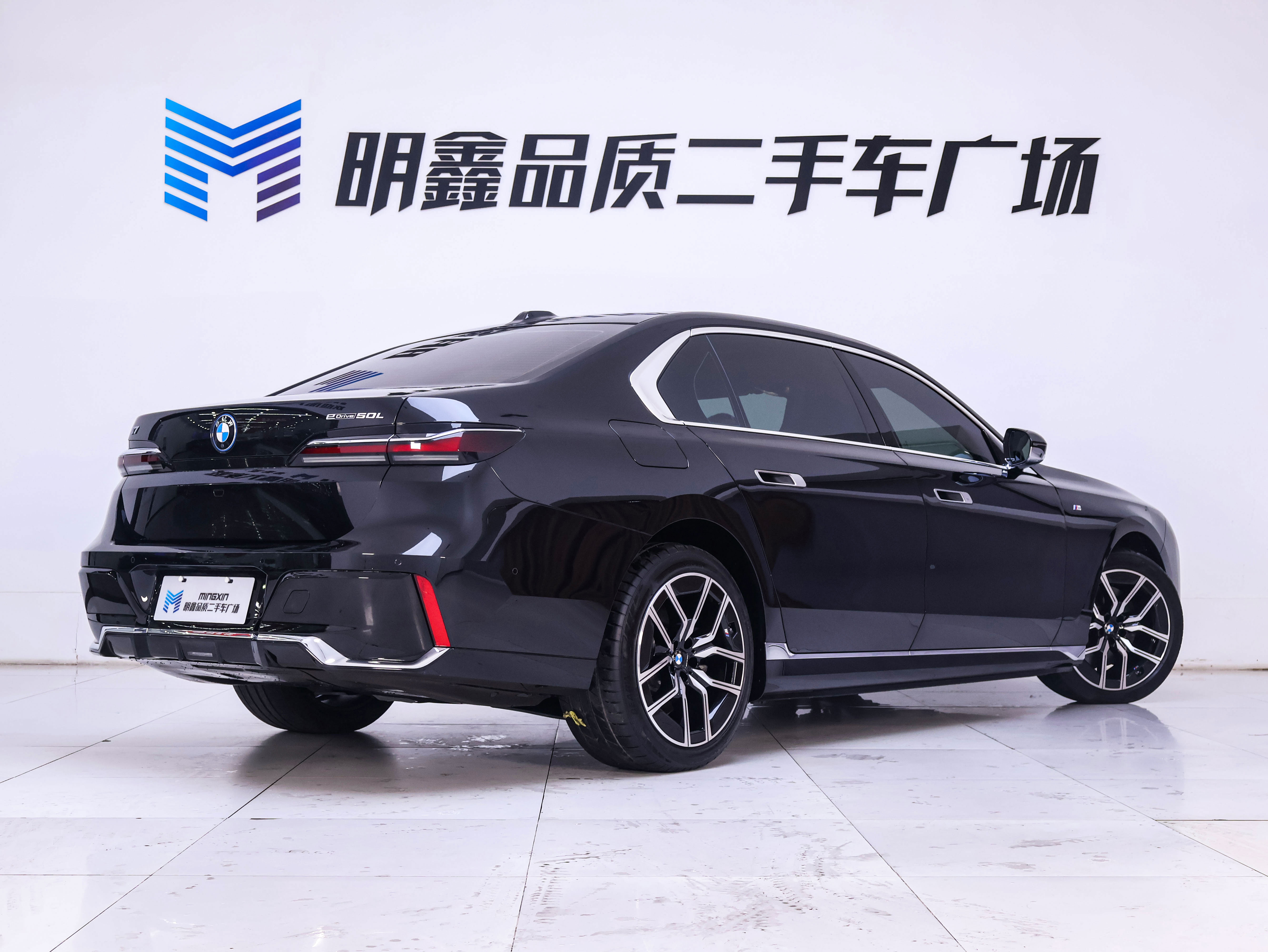 BMW i7 M70L 2024 car image #8