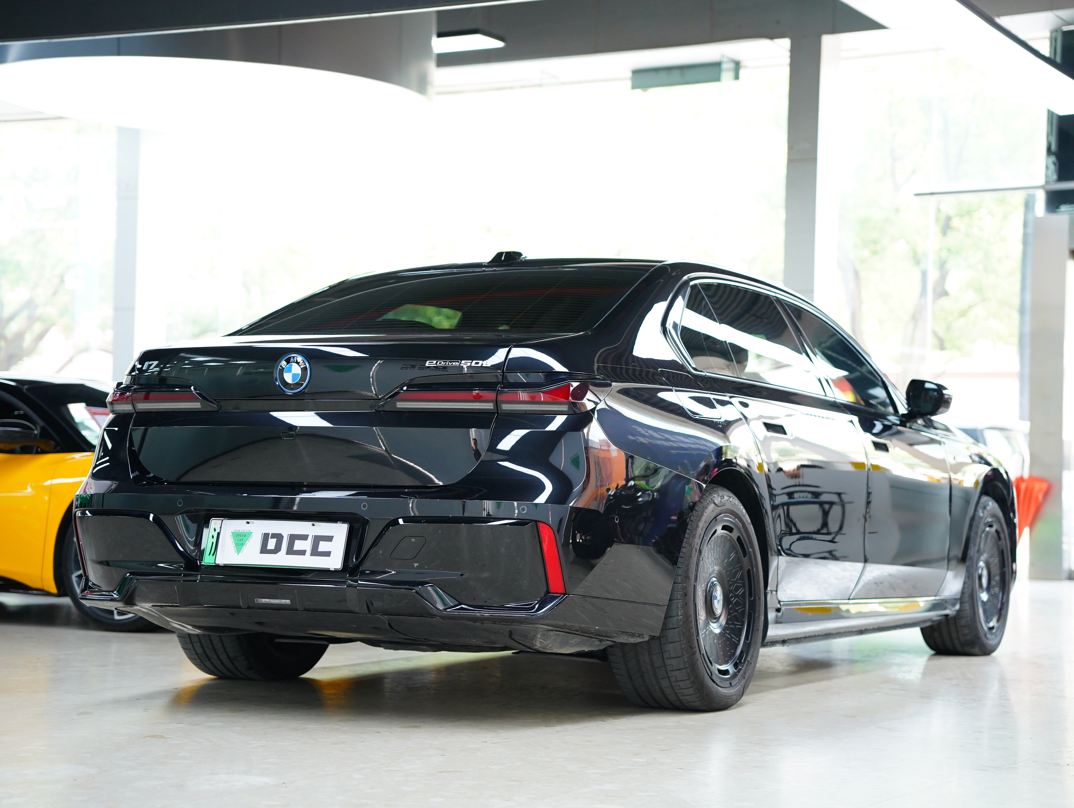 BMW i7 M70L 2023 #8 BMW i7 M70L 2023 car image #8