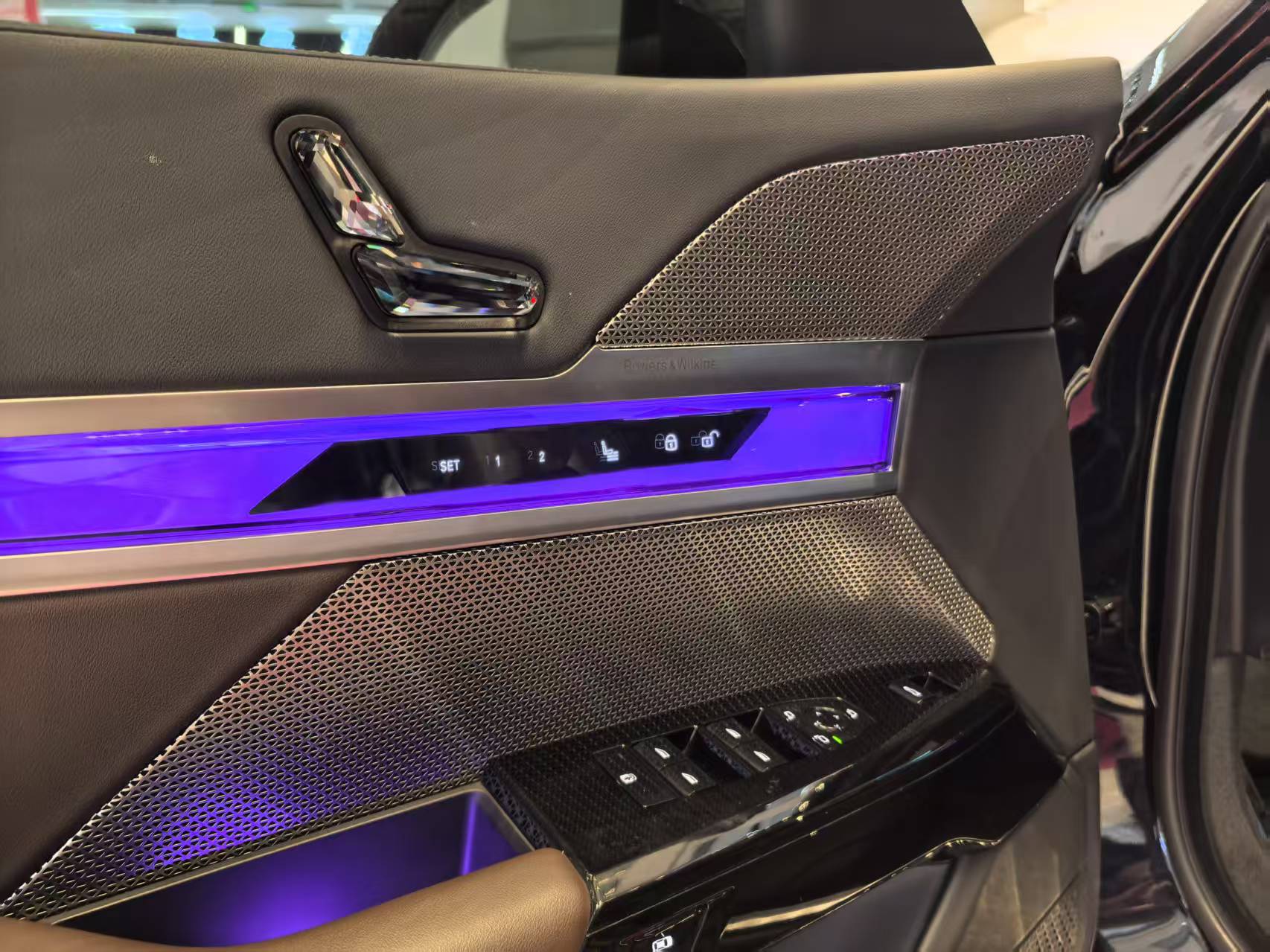 BMW i7 2023 car image #8