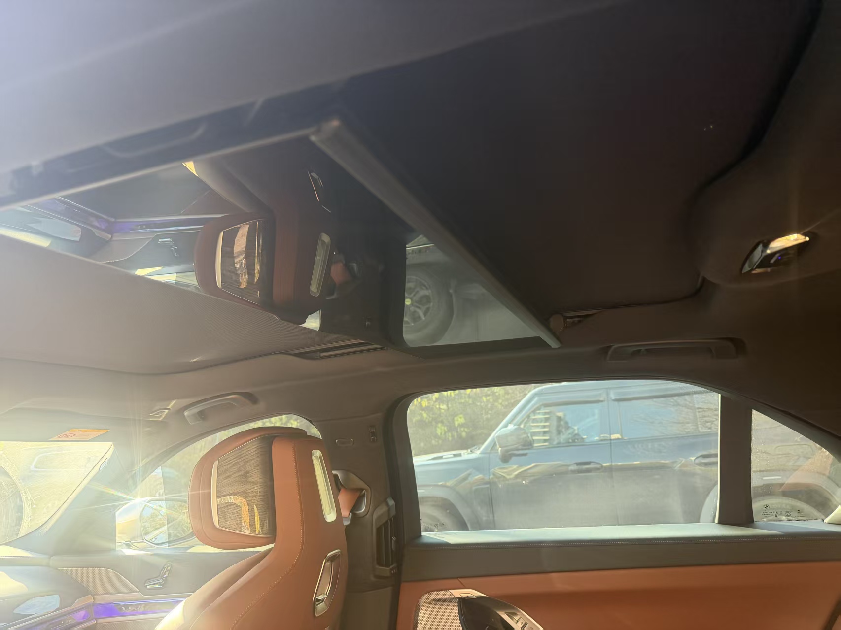 BMW i7 M70L 2024 car image #8