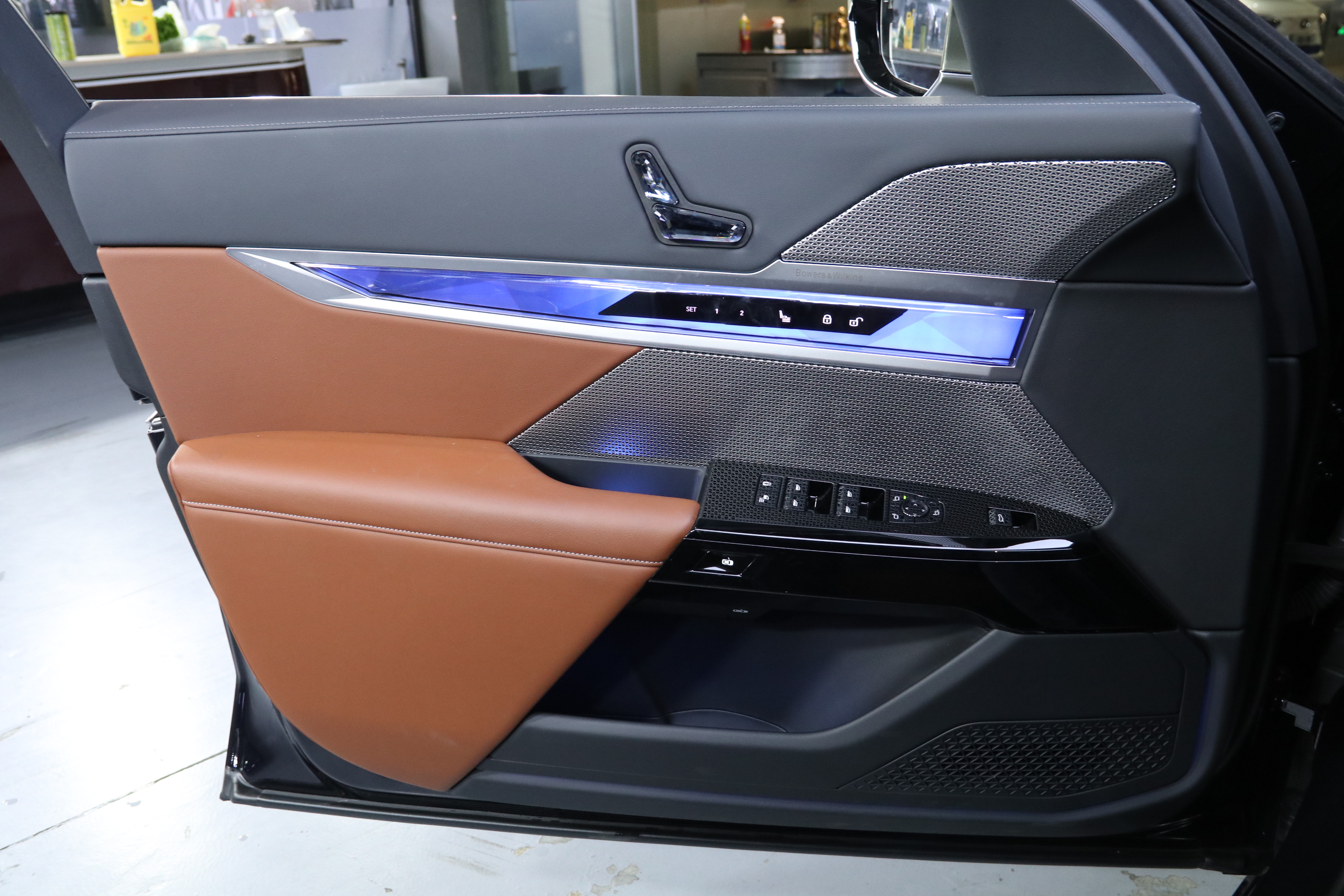 BMW i7 M70L 2025 #8 BMW i7 M70L 2025 car image #8