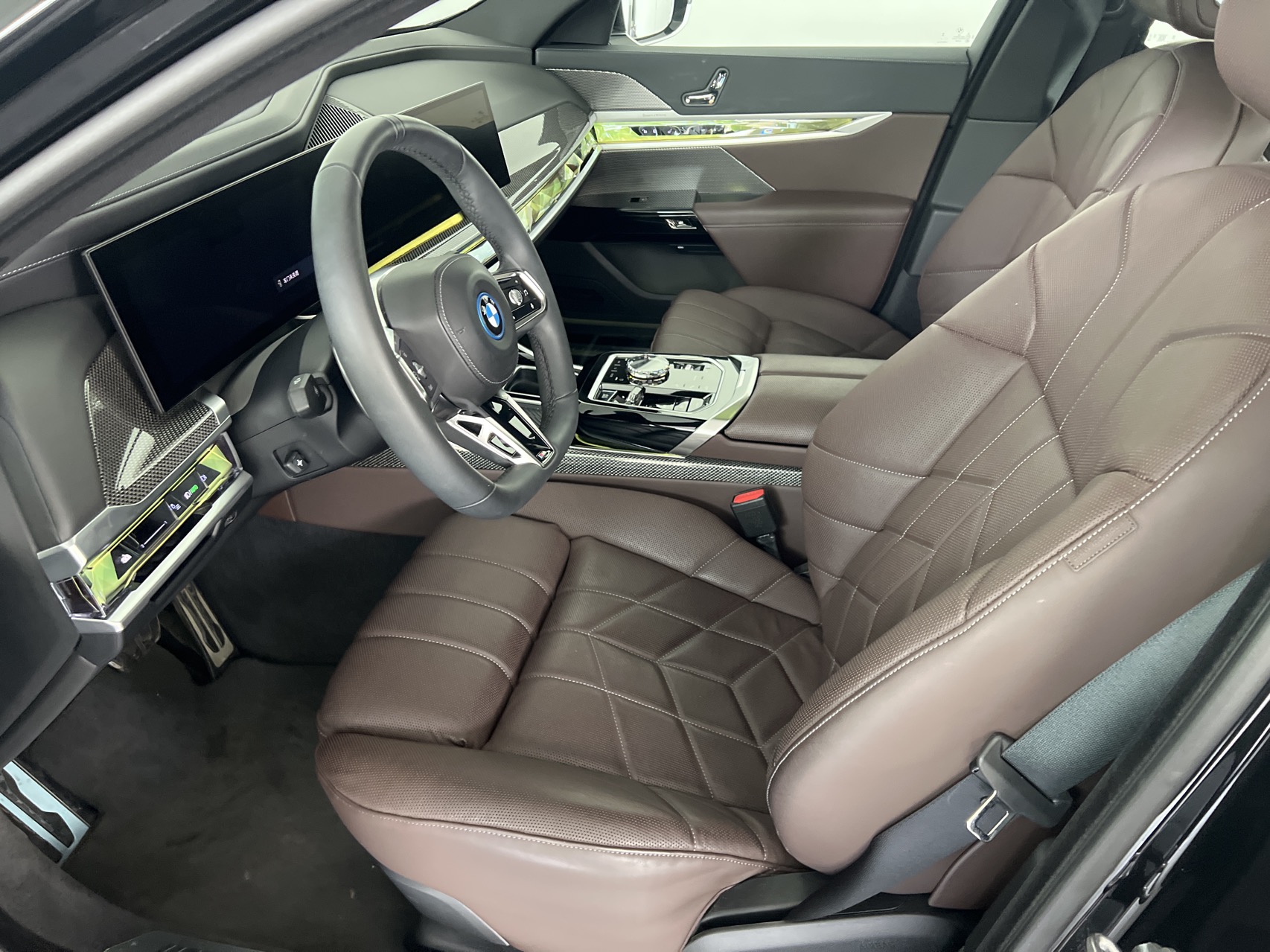 BMW i7 M70L 2024 car image #8