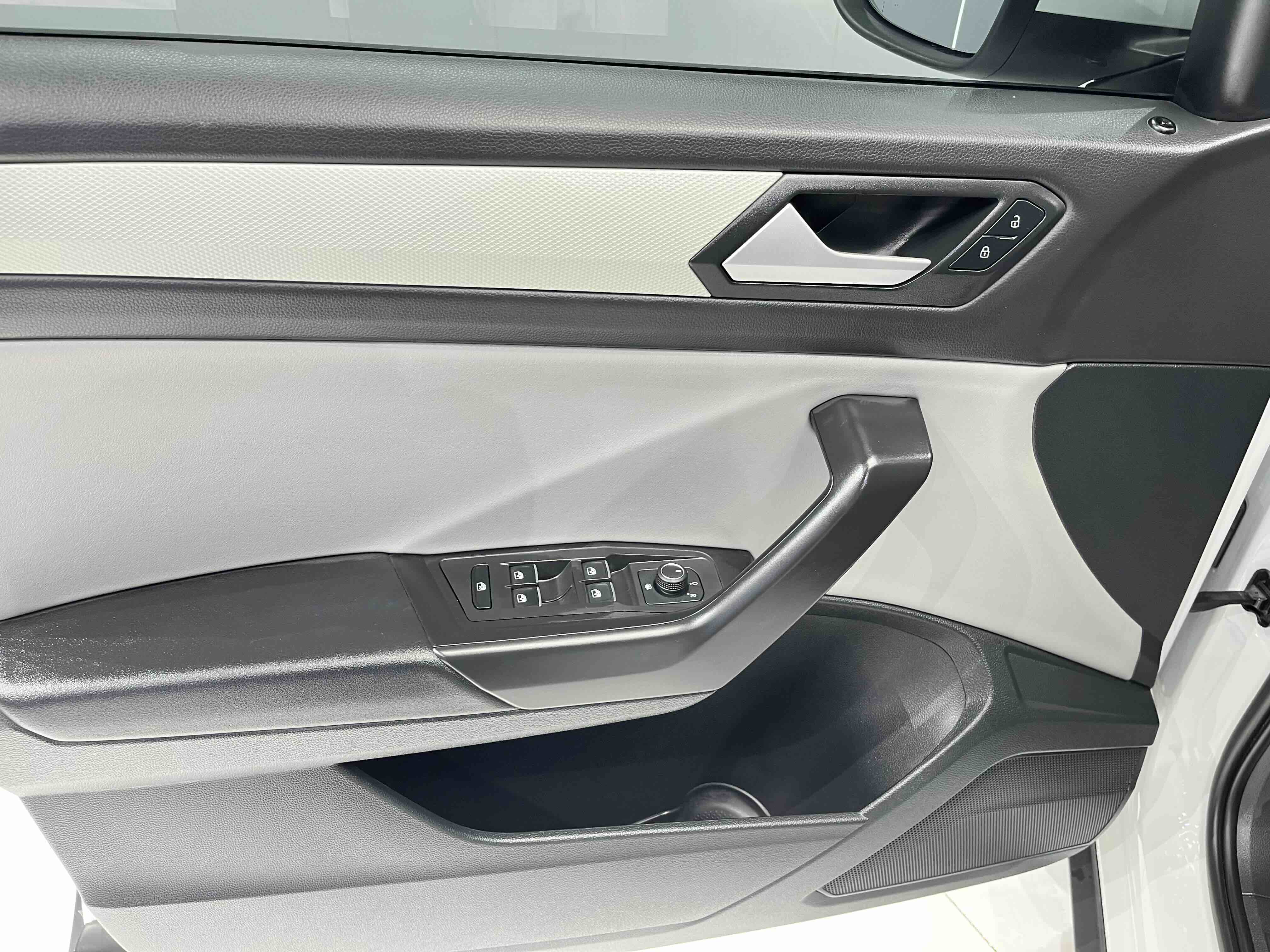 Volkswagen T-Roc 2024 car image #8