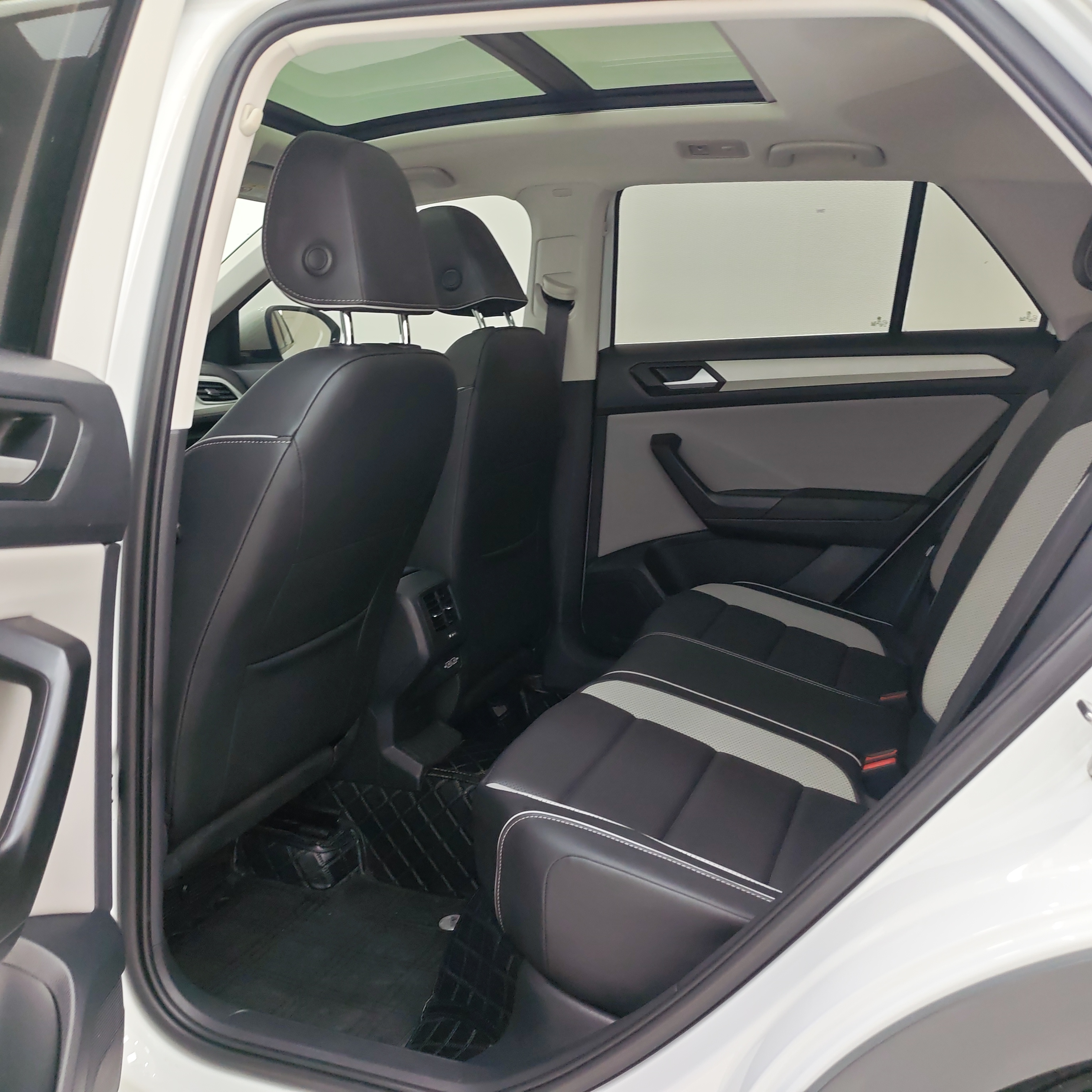 Volkswagen T-Roc 2023 car image #8