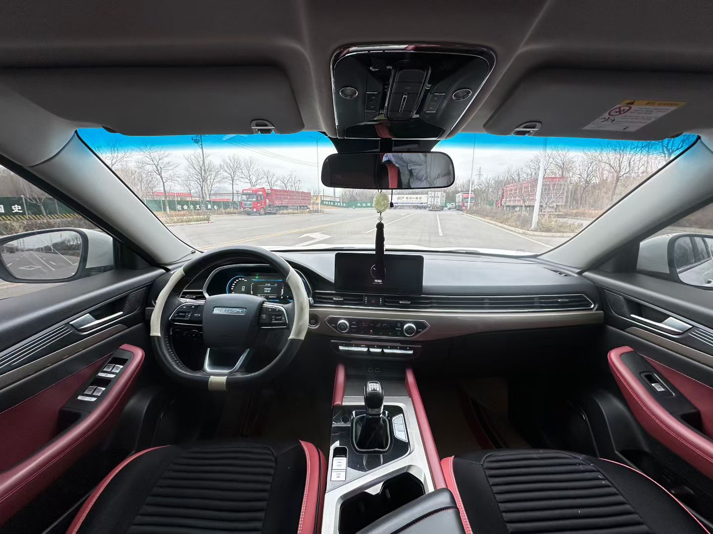 X70 2023 car image #8