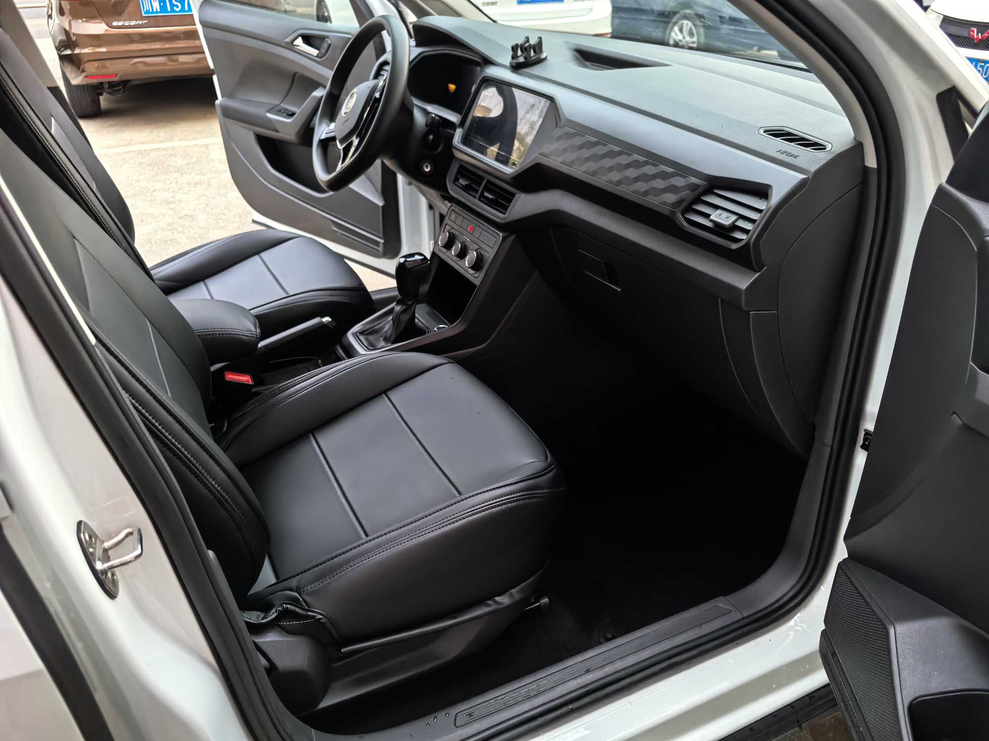 Volkswagen T-Cross 2023 #8 Volkswagen T-Cross 2023 car image #8