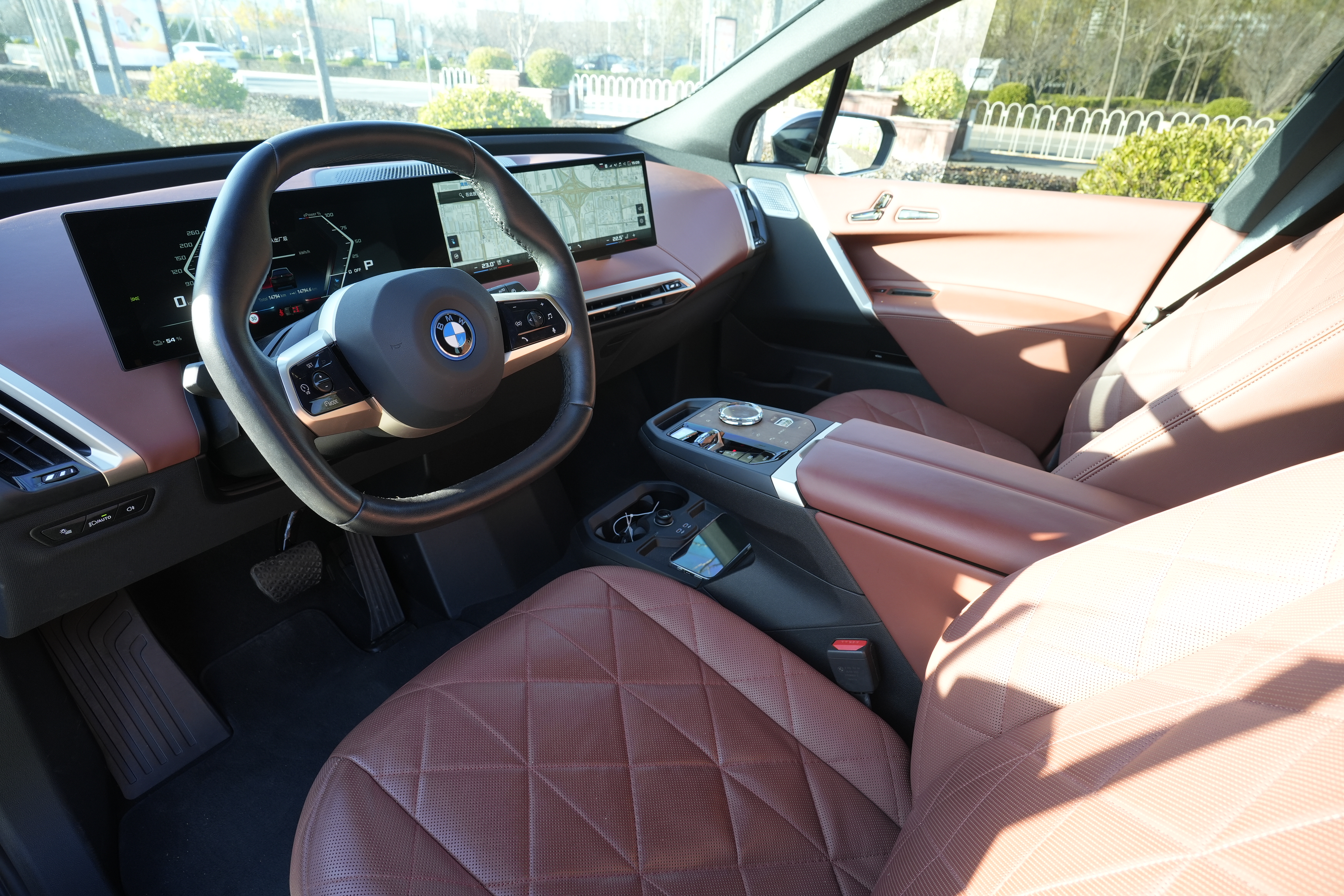 BMW iX M60 2025 car image #8