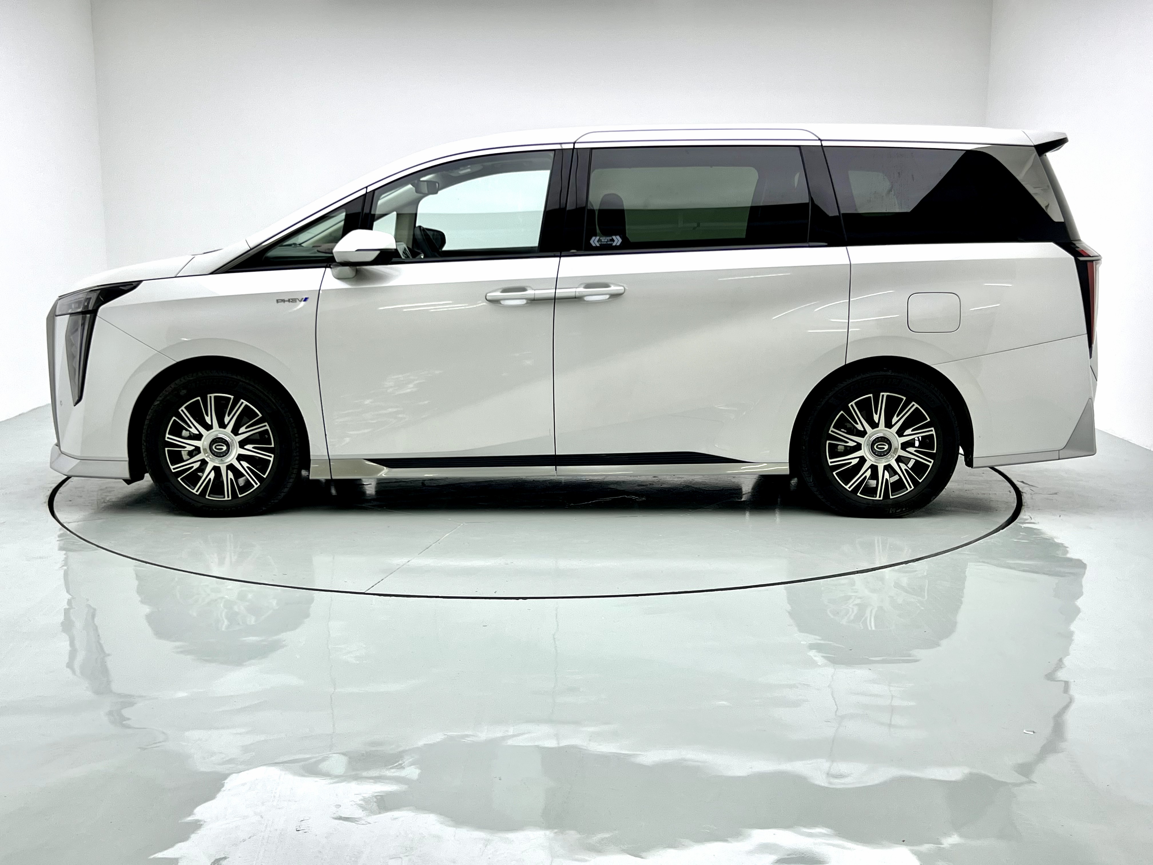 GAC Trumpchi E9 2024 #8 GAC Trumpchi E9 2024 car image #8