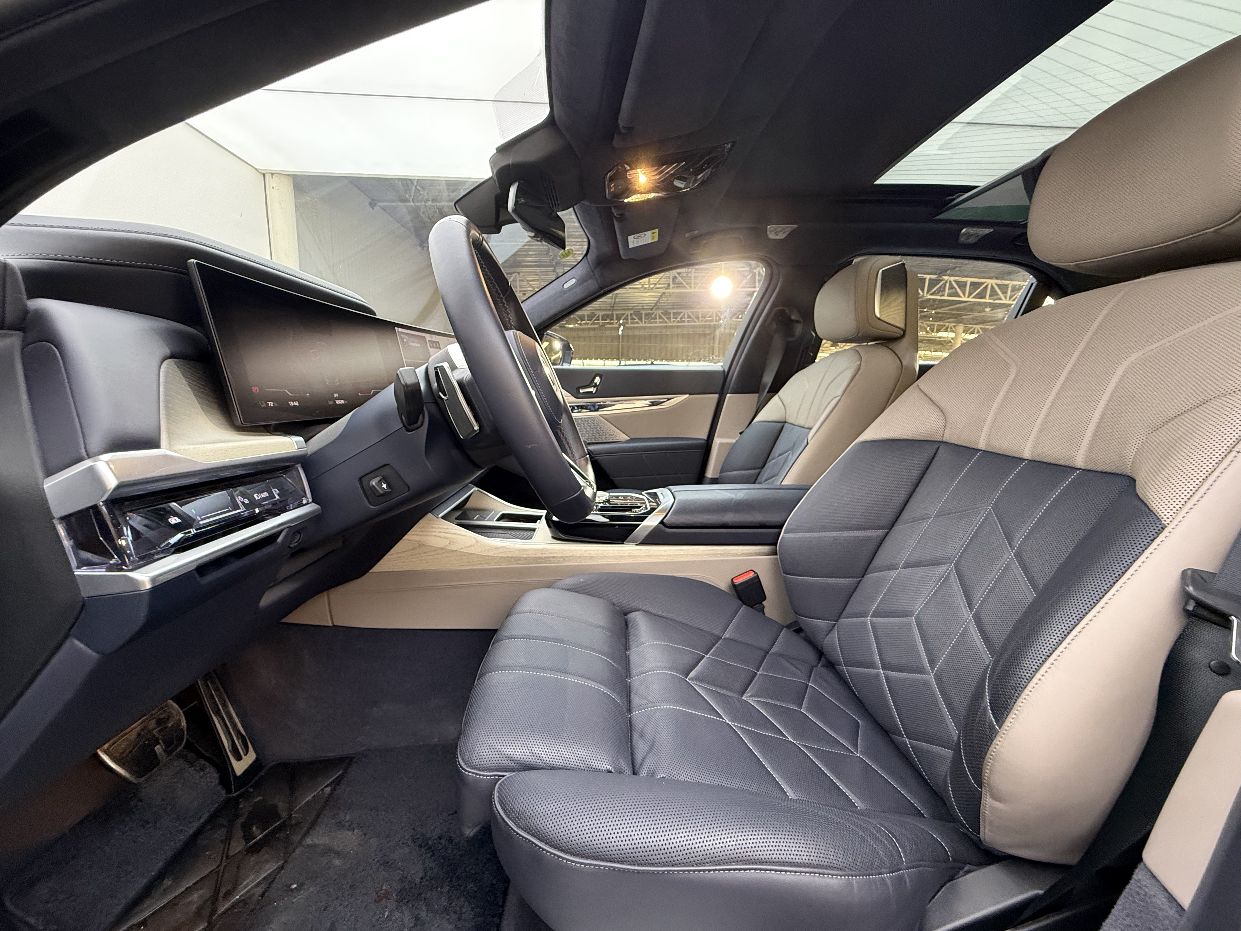 BMW i7 M70L 2024 #8 BMW i7 M70L 2024 car image #8