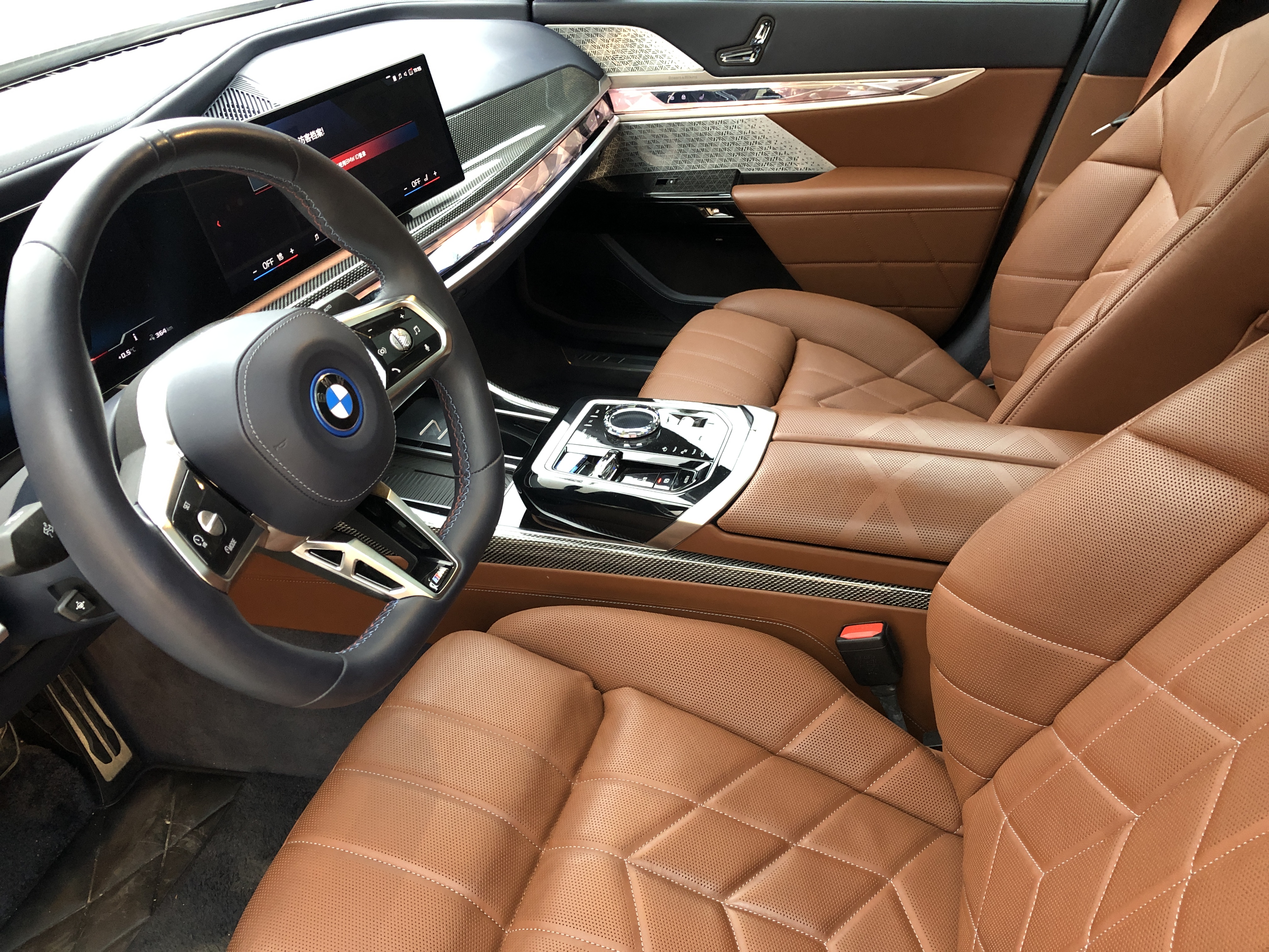 BMW i7 M70L 2023 #8 BMW i7 M70L 2023 car image #8