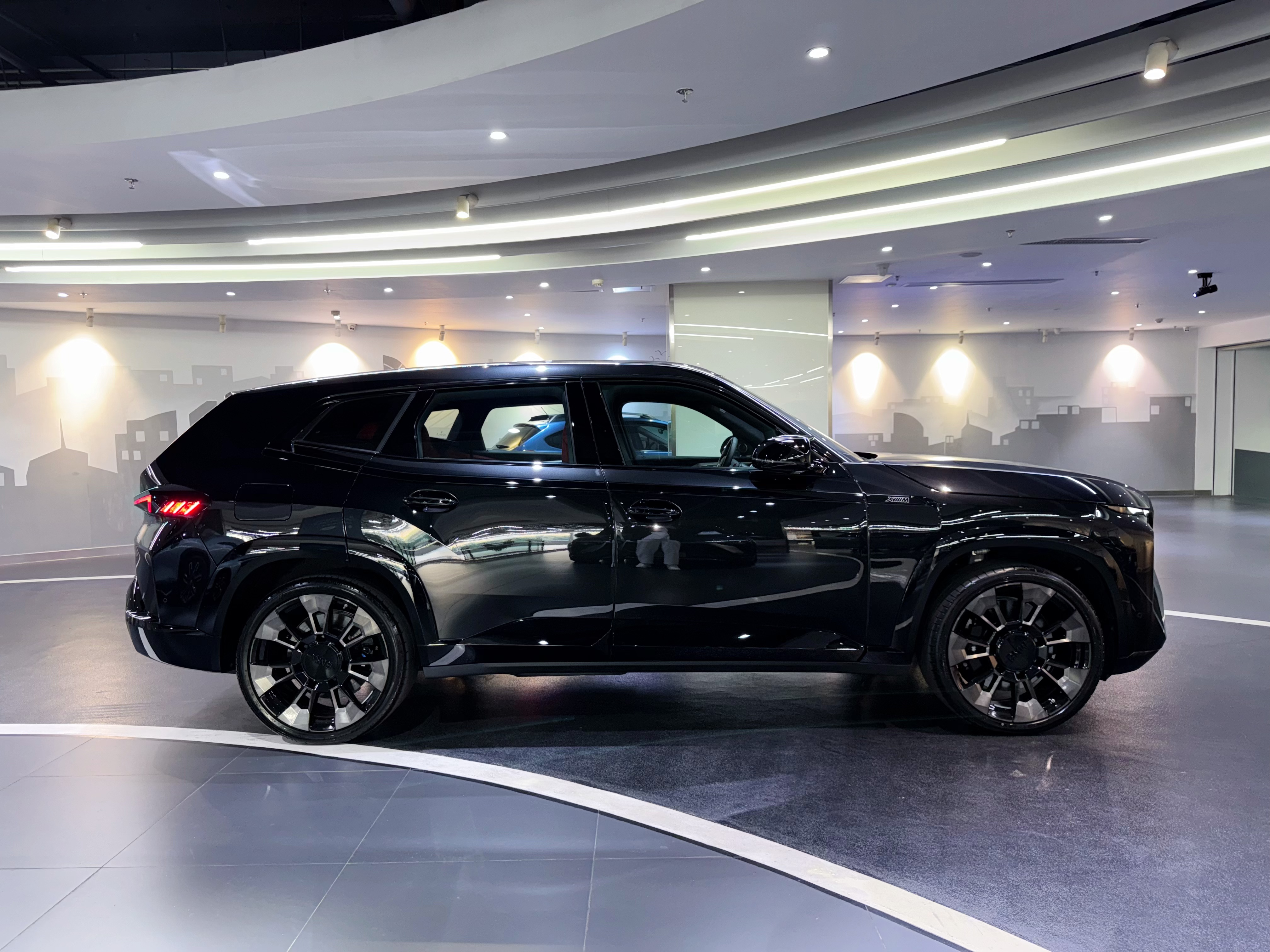 BMW XM 2025 صورة سيارة #8