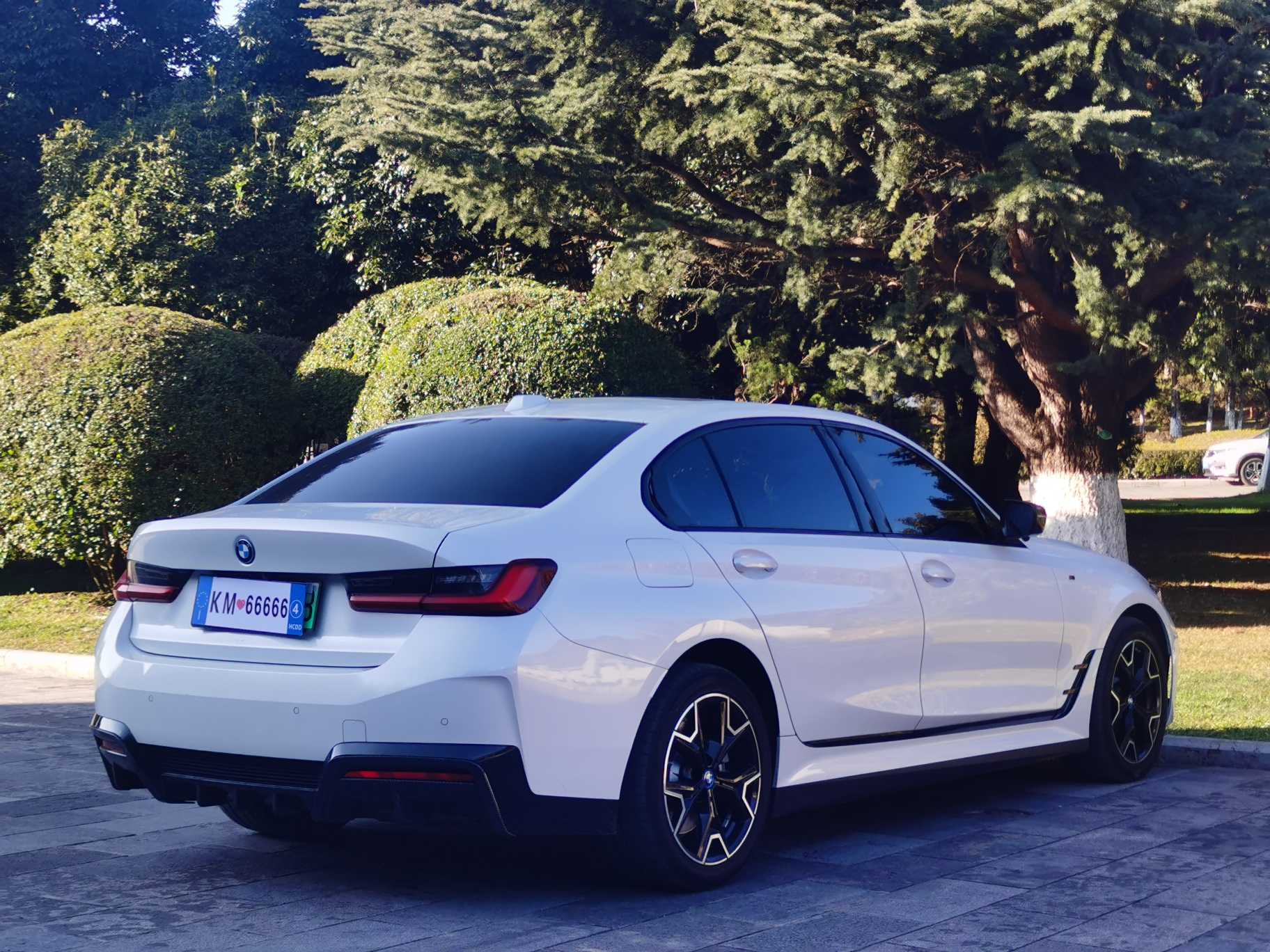 BMW i3 2024 car image #8