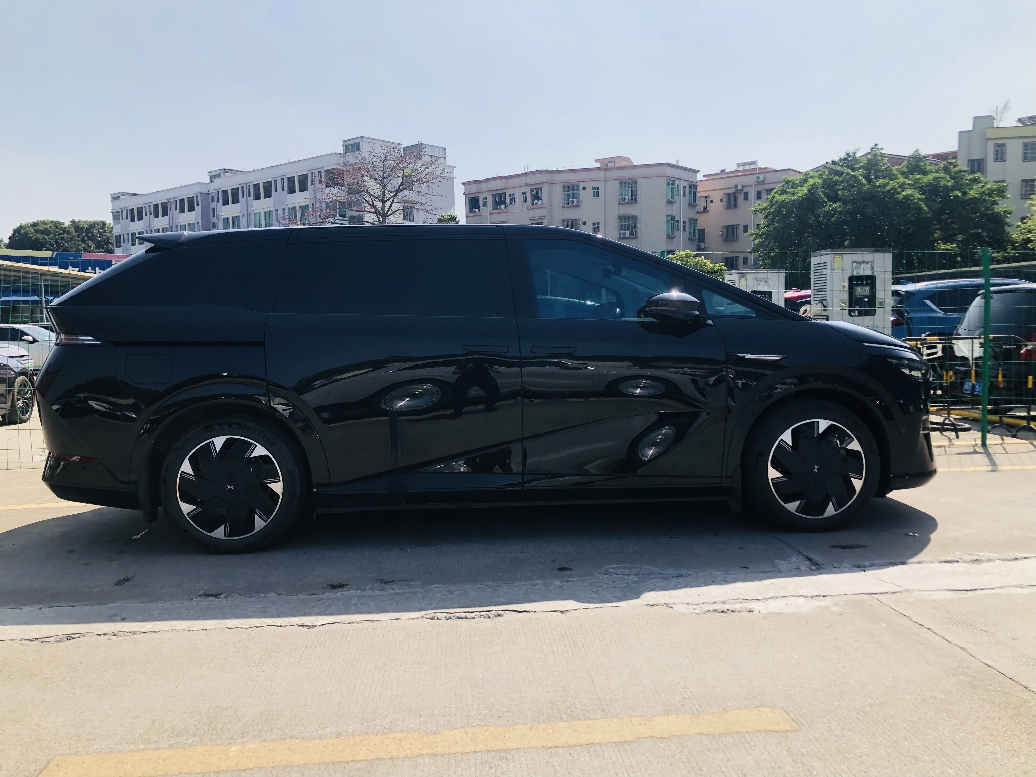 Xpeng X9 2025 изображение автомобиля #8