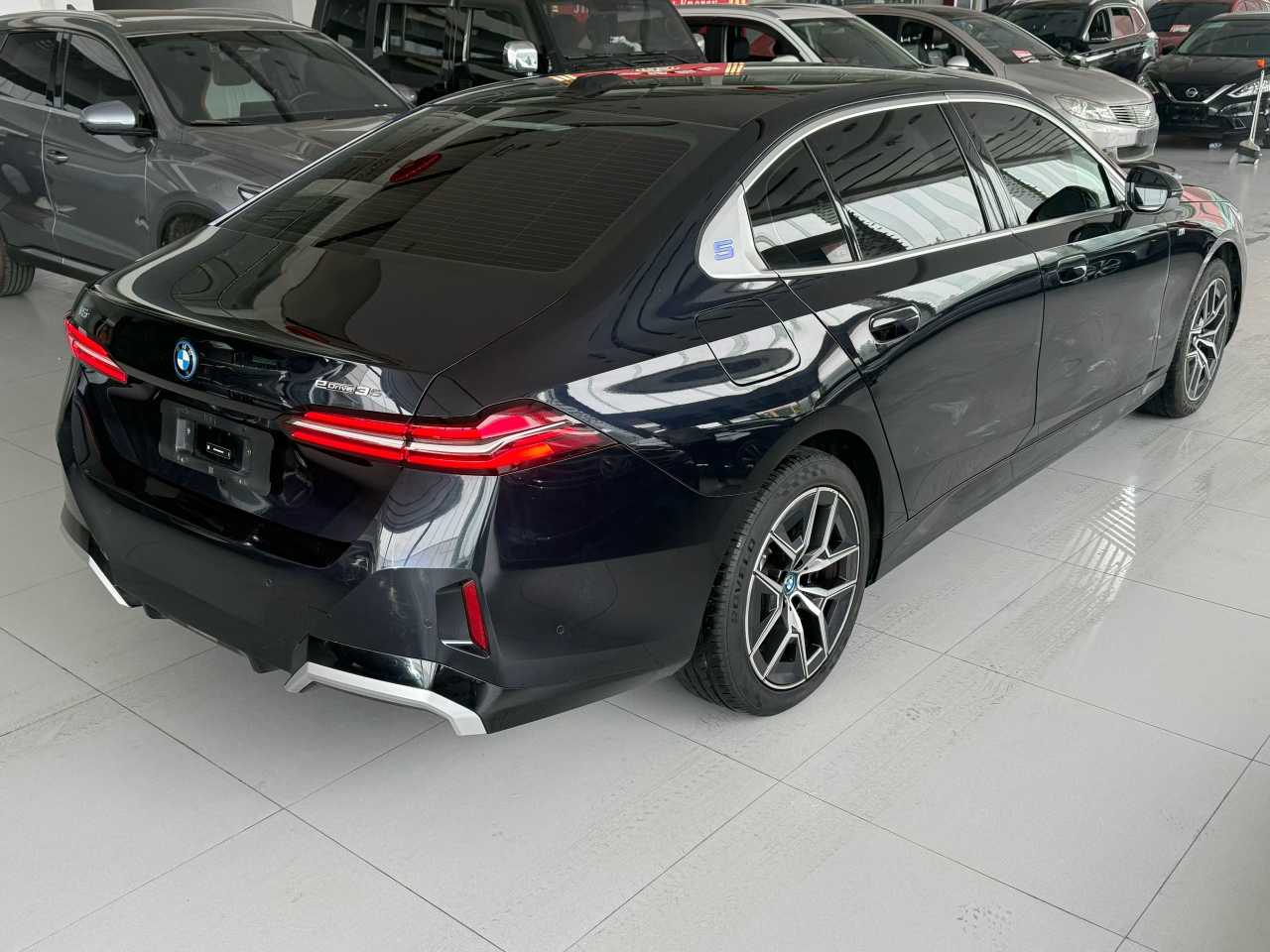 BMW i5 M60 2024 car image #8