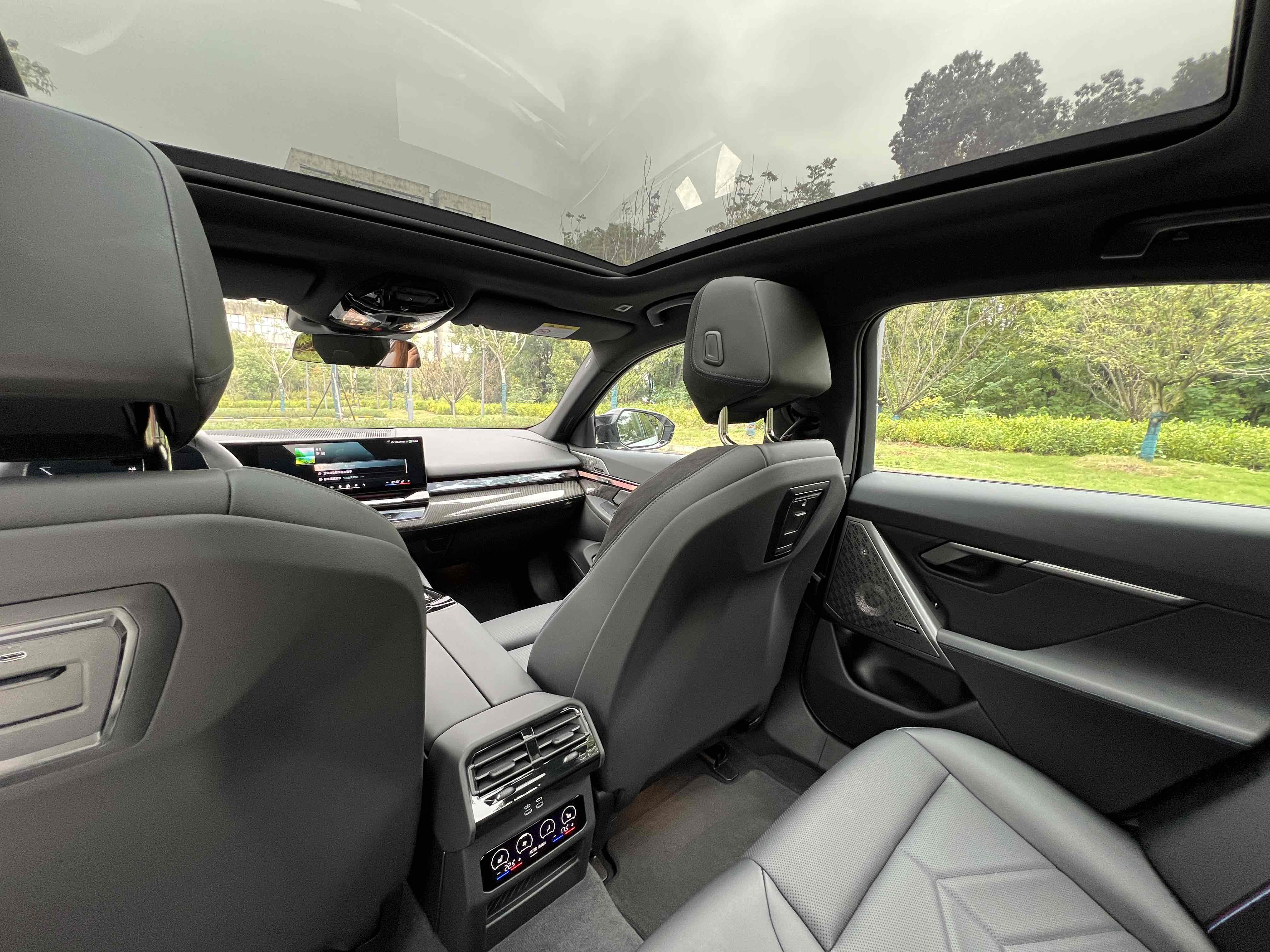 BMW i5 M60 2025 #8 BMW i5 M60 2025 car image #8