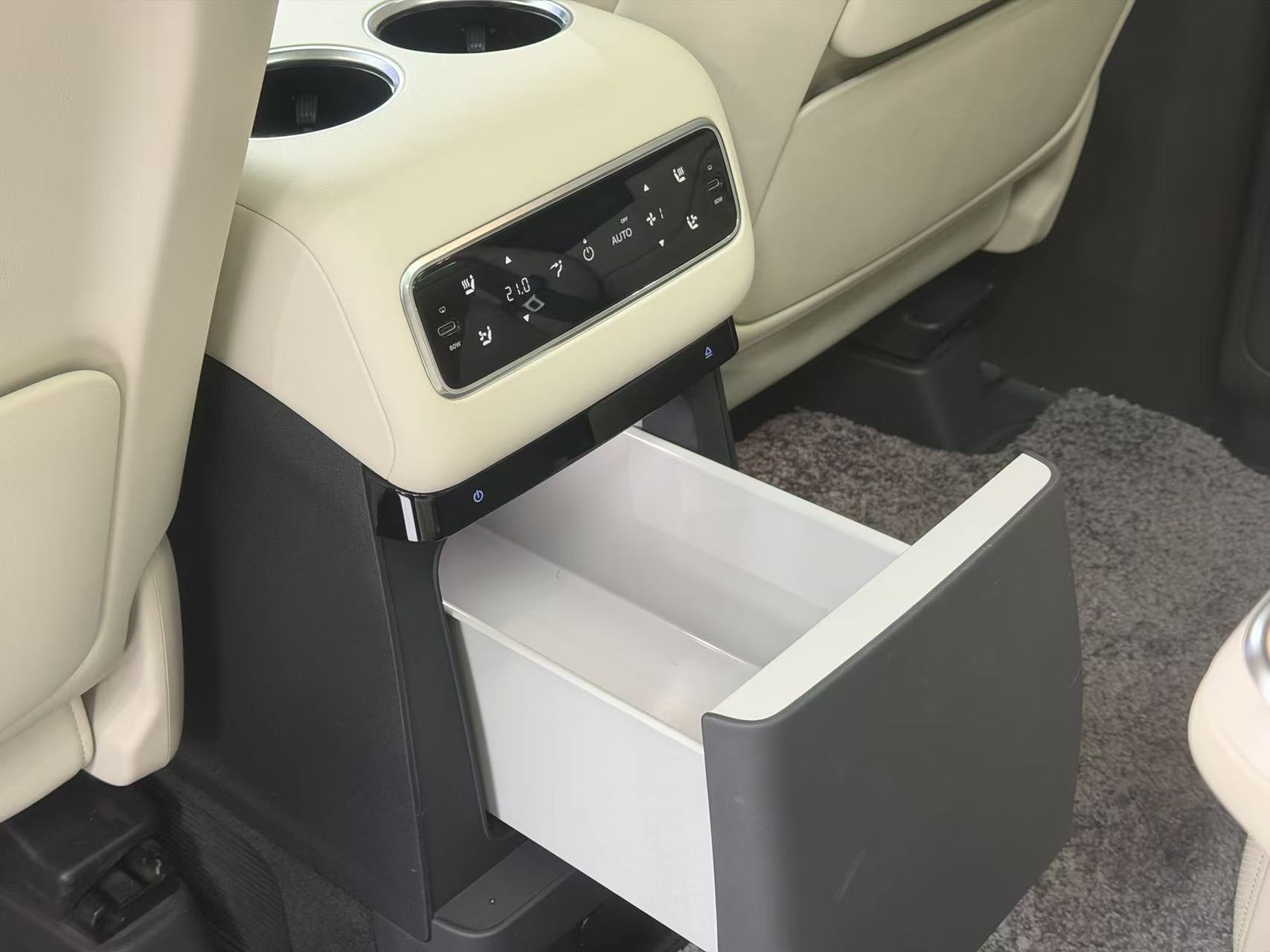 理想汽车 理想MEGA 2024 汽车图片 #8