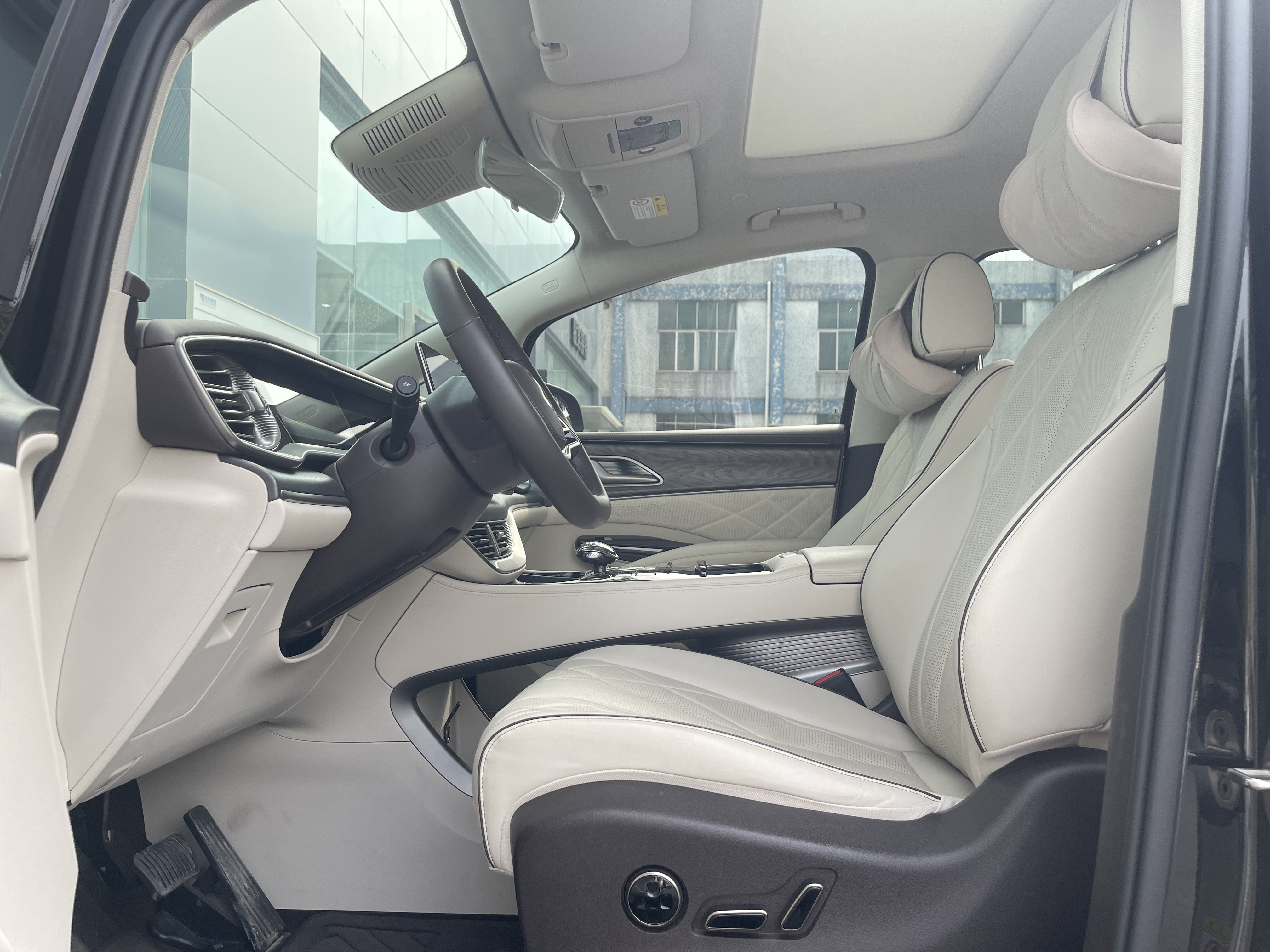 Denza D9 2024 car image #8