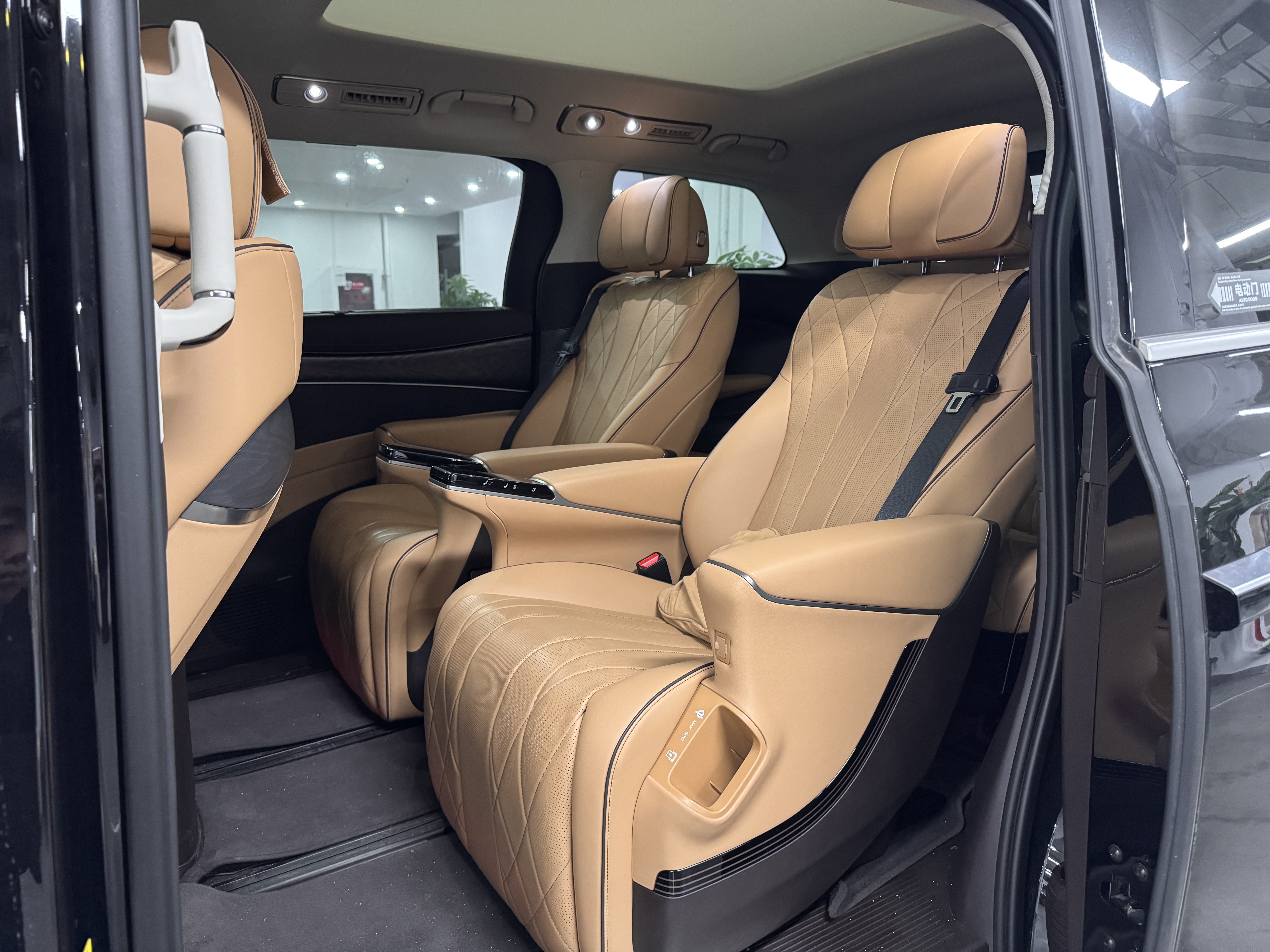 Denza D9 2024 صورة سيارة #8