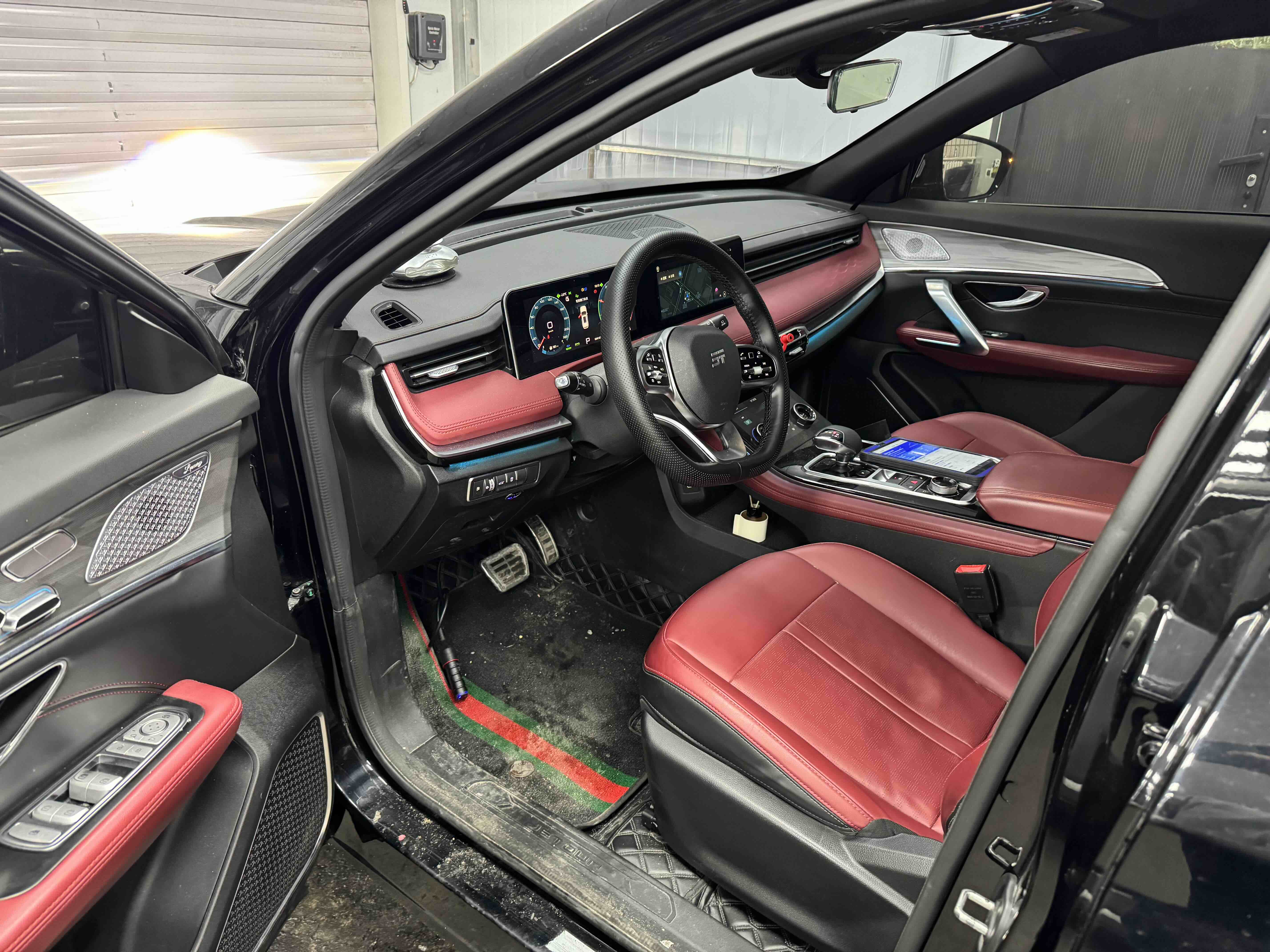 X70 C-DM 2024 #8 X70 C-DM 2024 car image #8