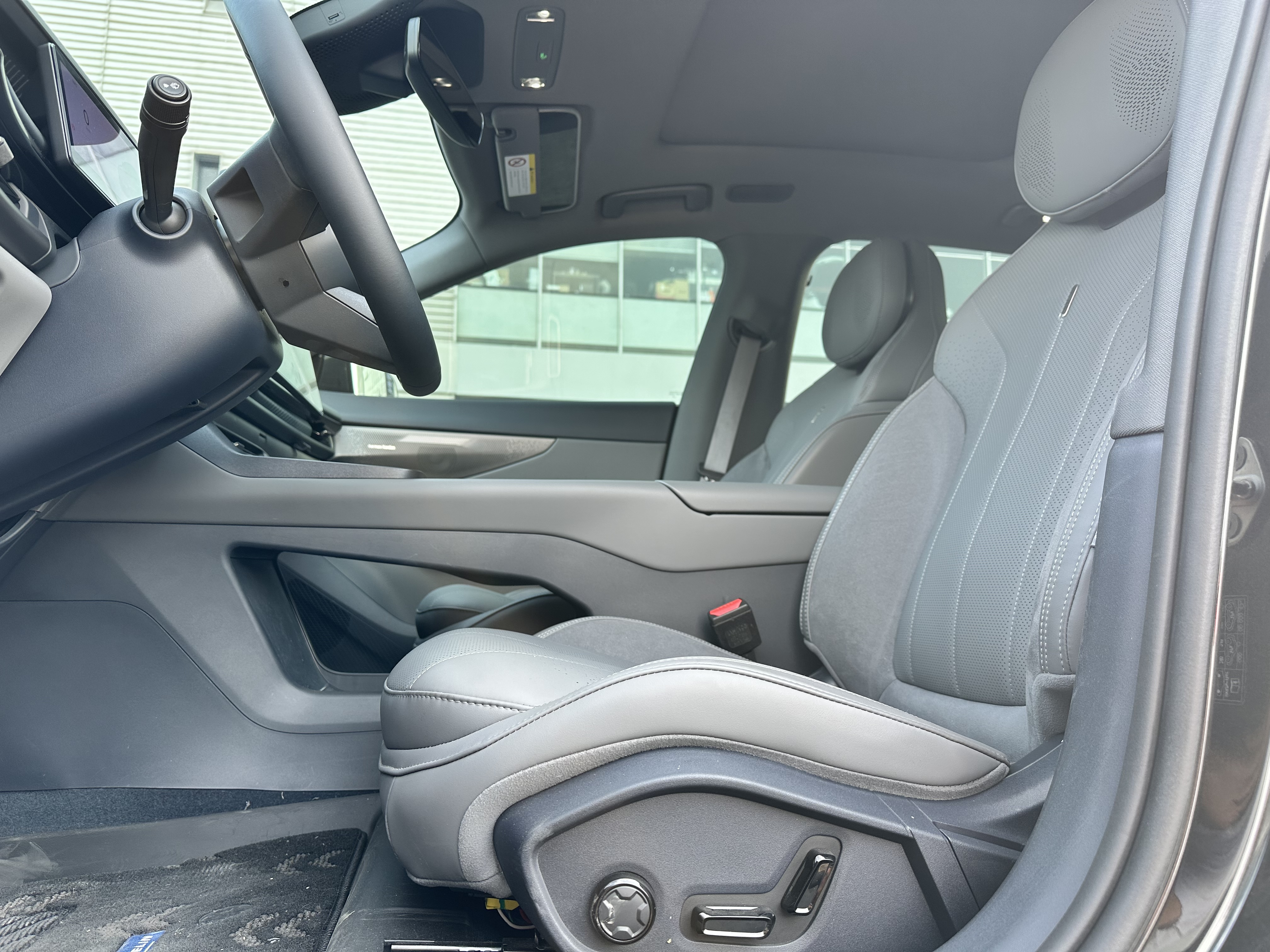 Lynk & Co 07 EM-P 2025 car image #8