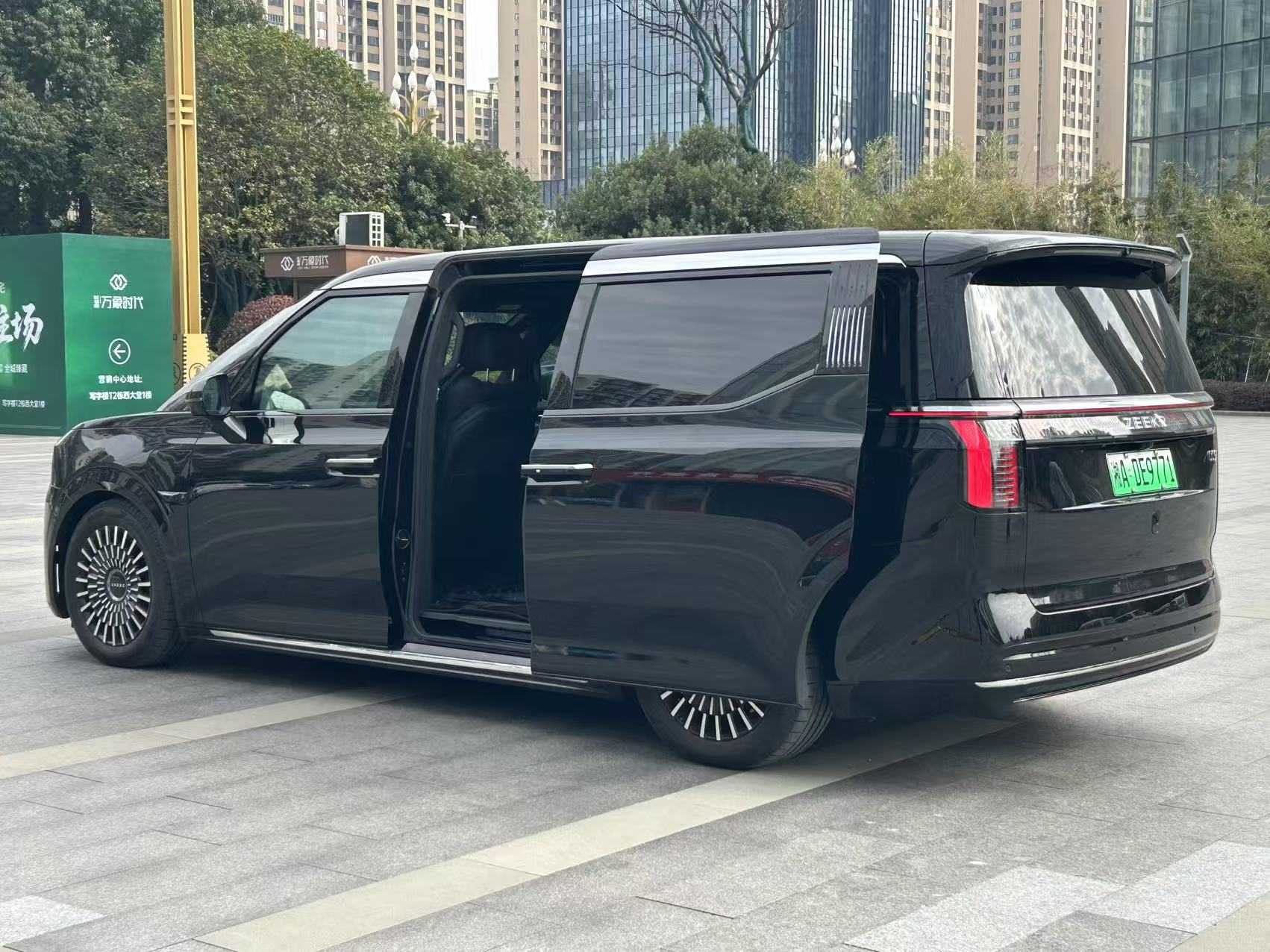 极氪 极氪009 2025 汽车图片 #8