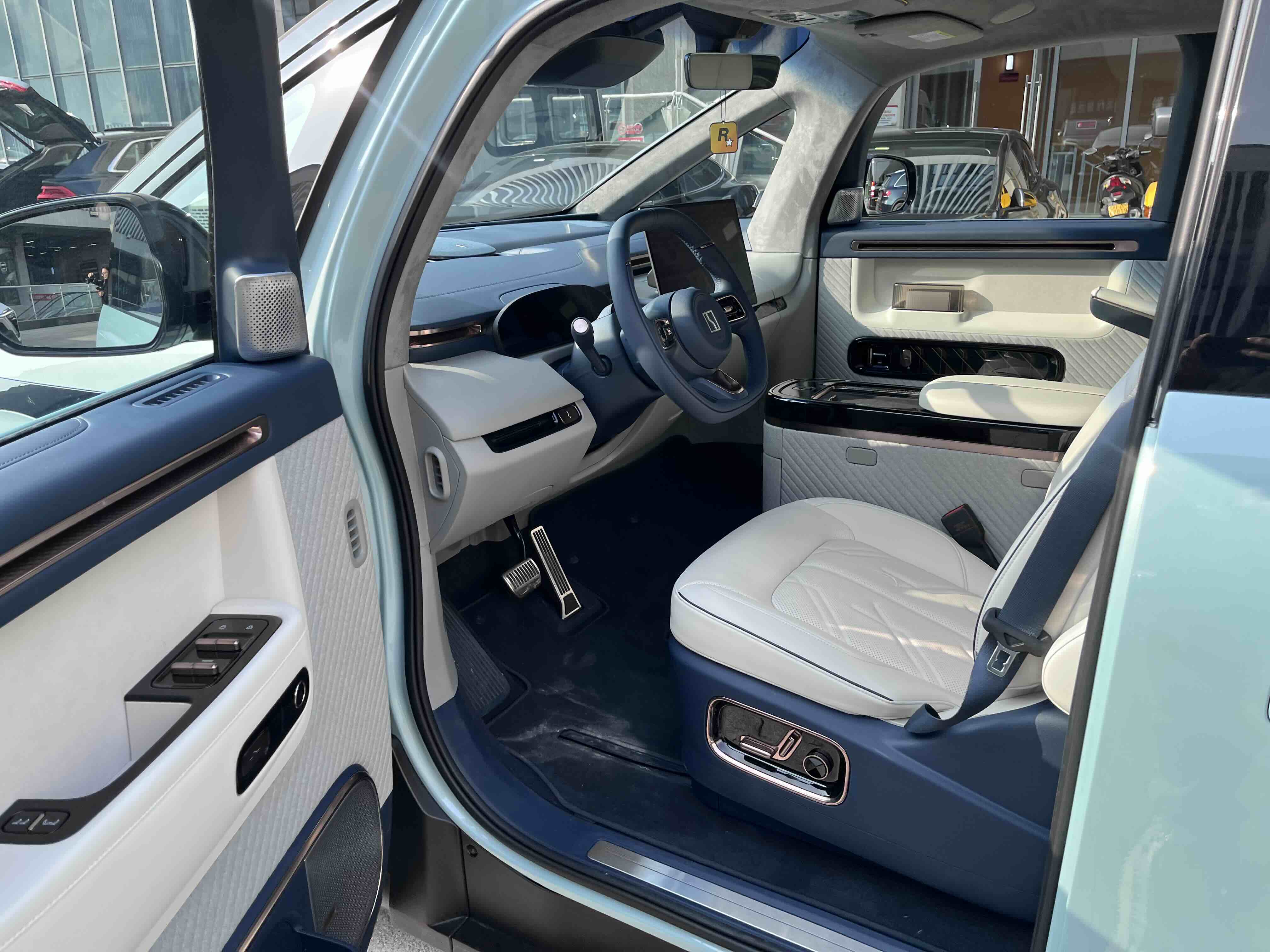 极氪 极氪MIX 2024 汽车图片 #8