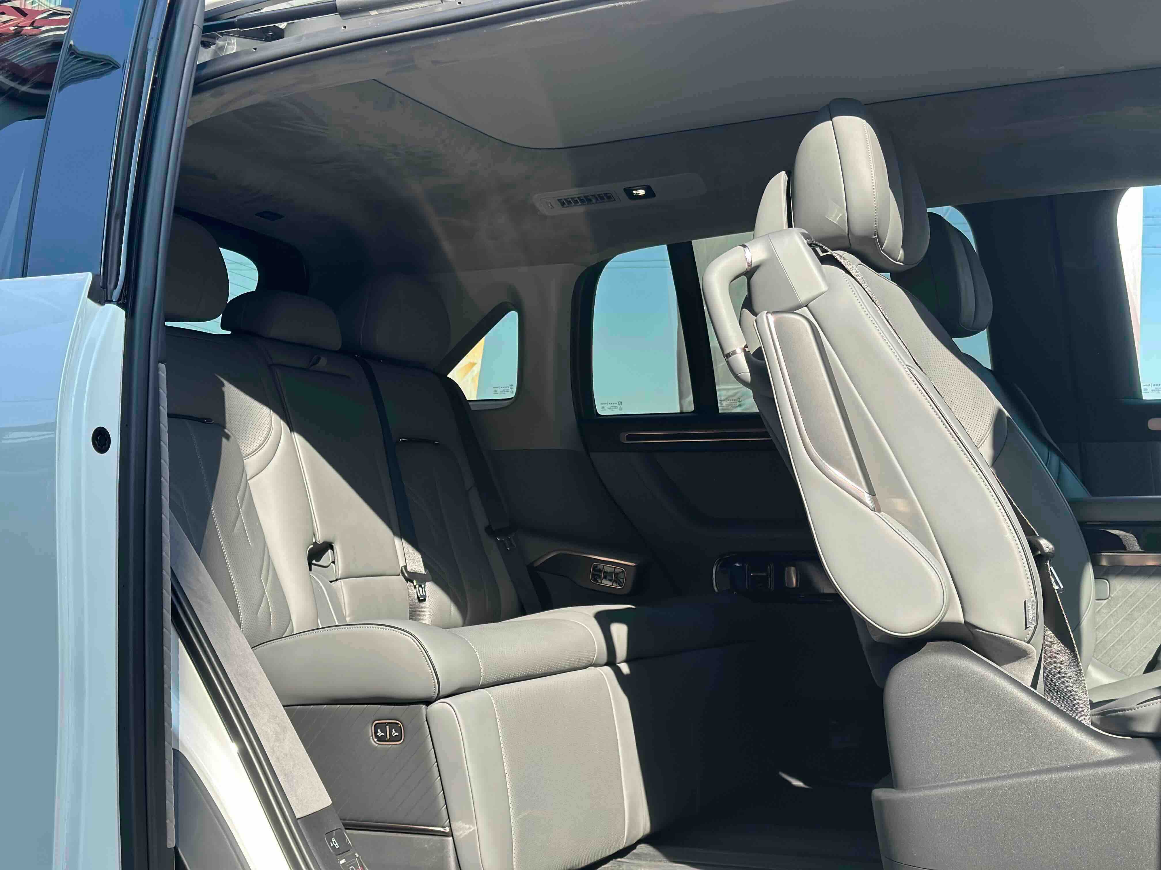 极氪 极氪MIX 2024 汽车图片 #8