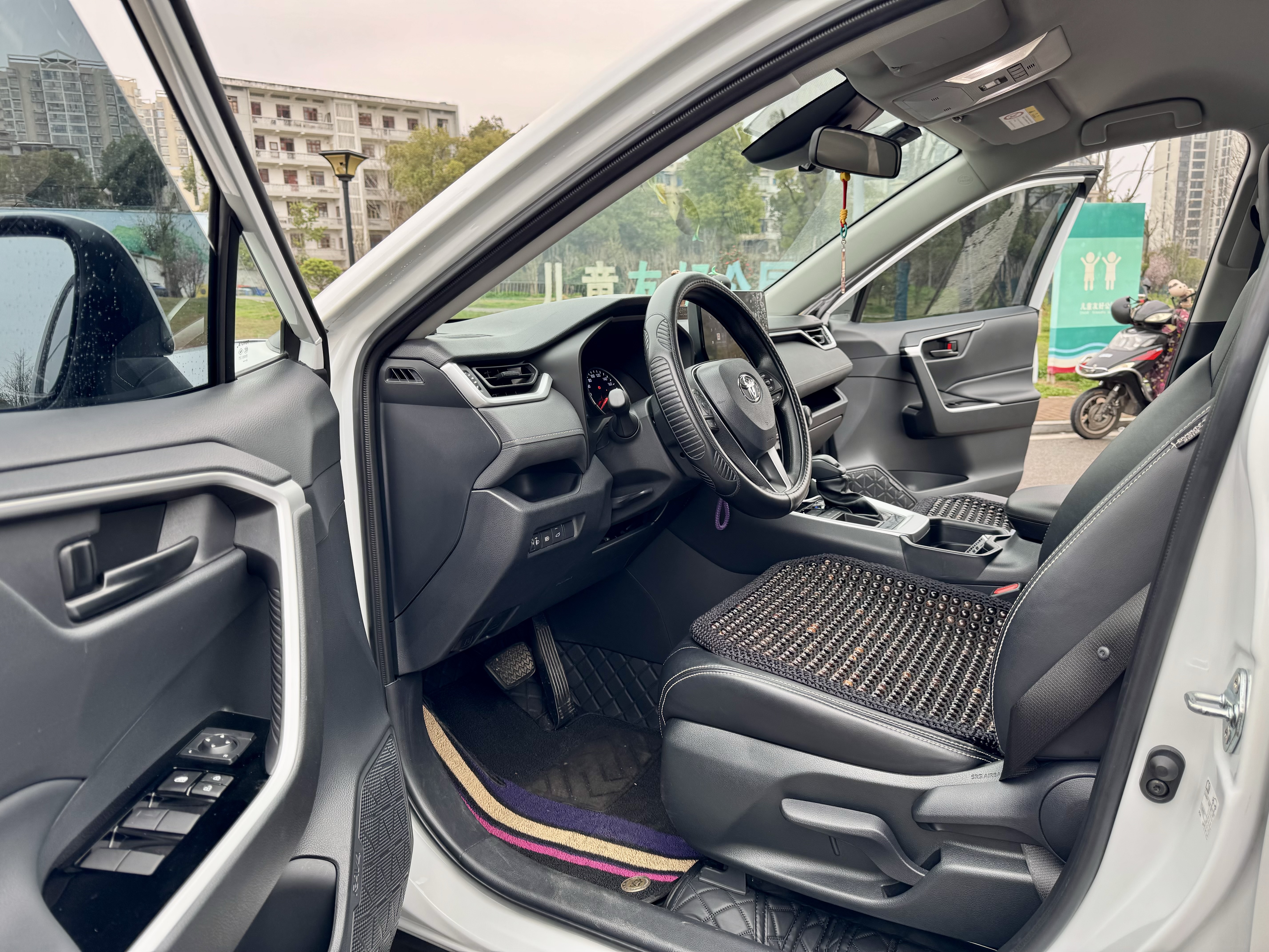 Toyota RAV4 2024 car image #8