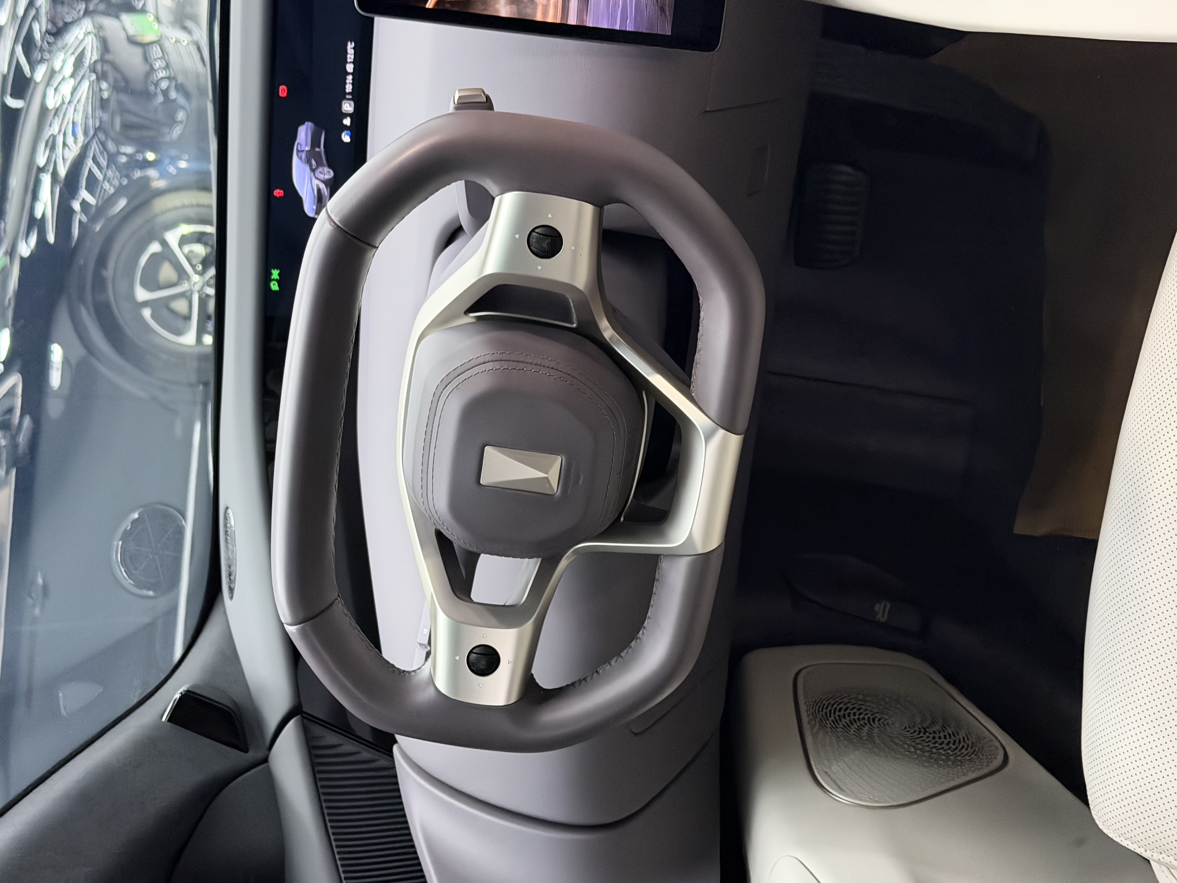 Avatr 12 2024 car image #8