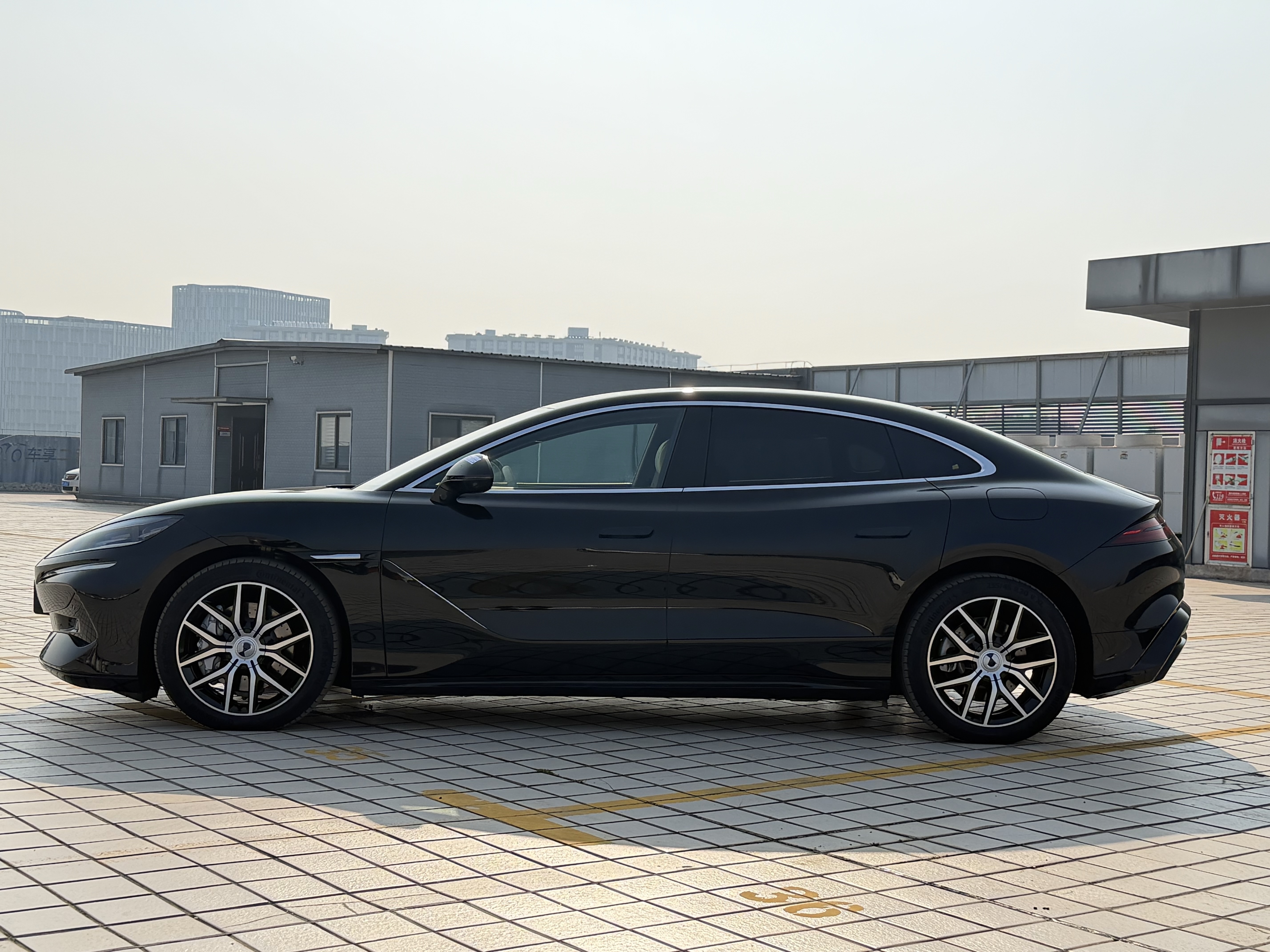 Denza Z9 2025 car image #8