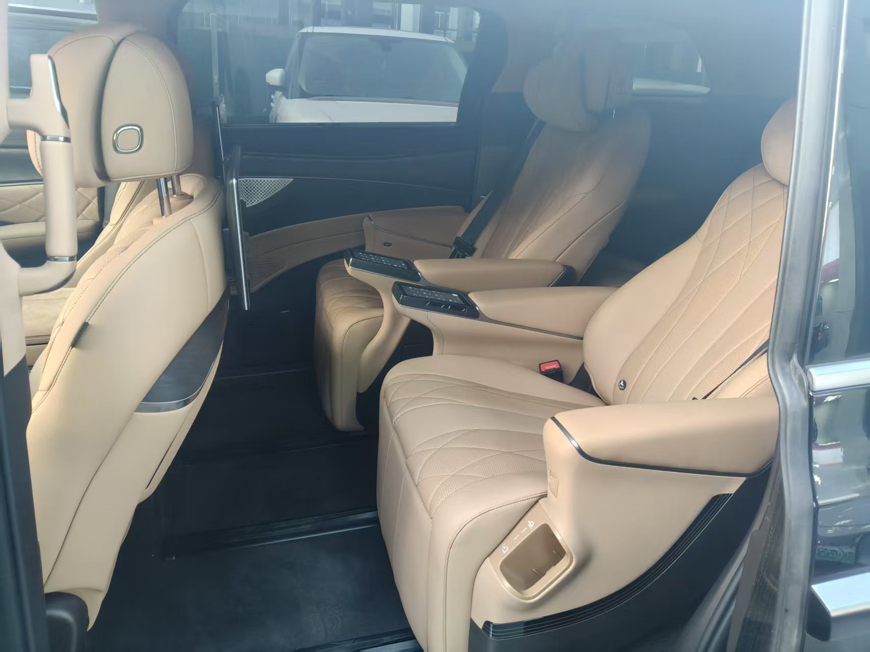 Denza D9 2025 #8 Denza D9 2025 car image #8