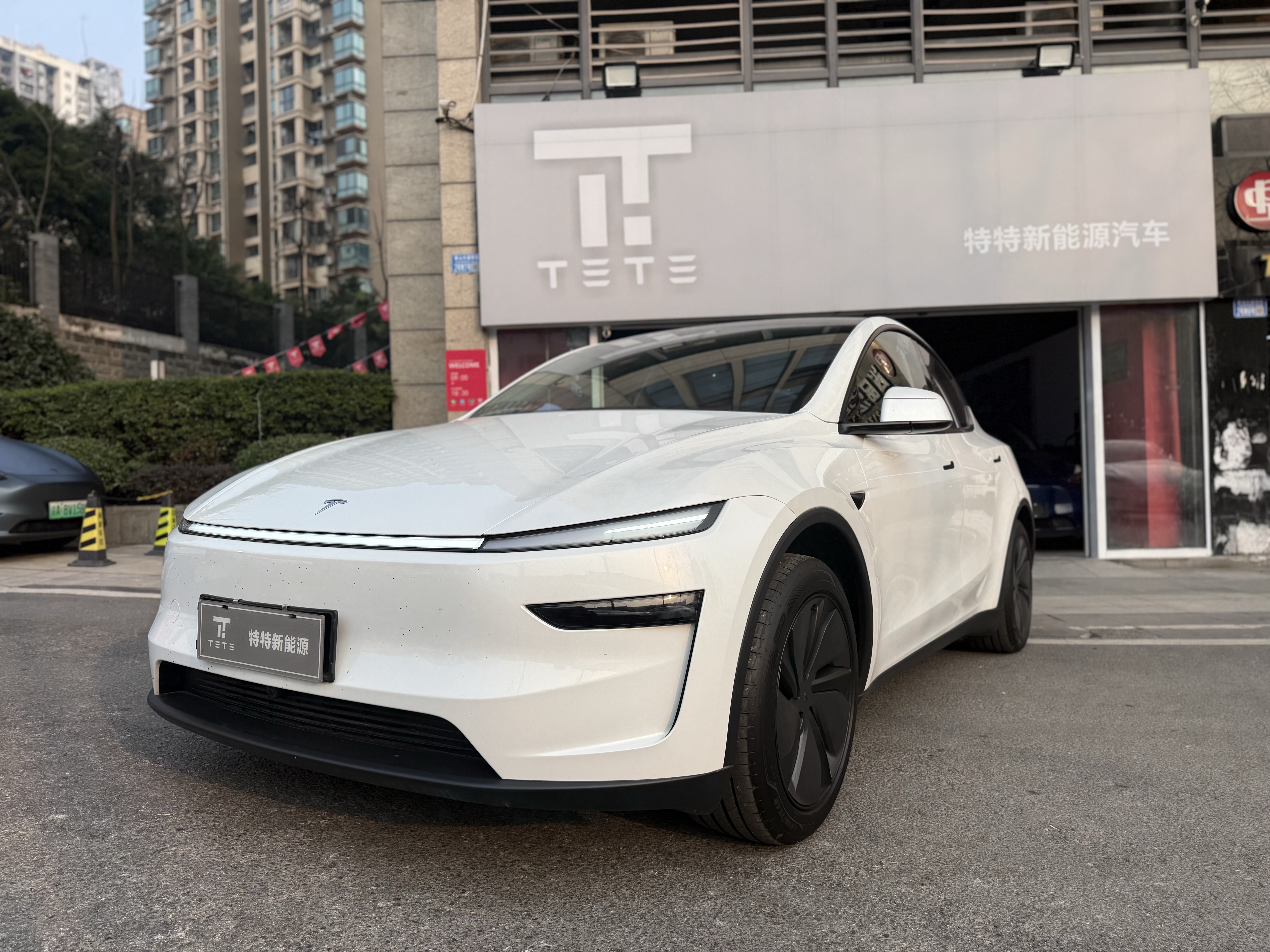 Tesla Model Y 2025 #8 Tesla Model Y 2025 car image #8