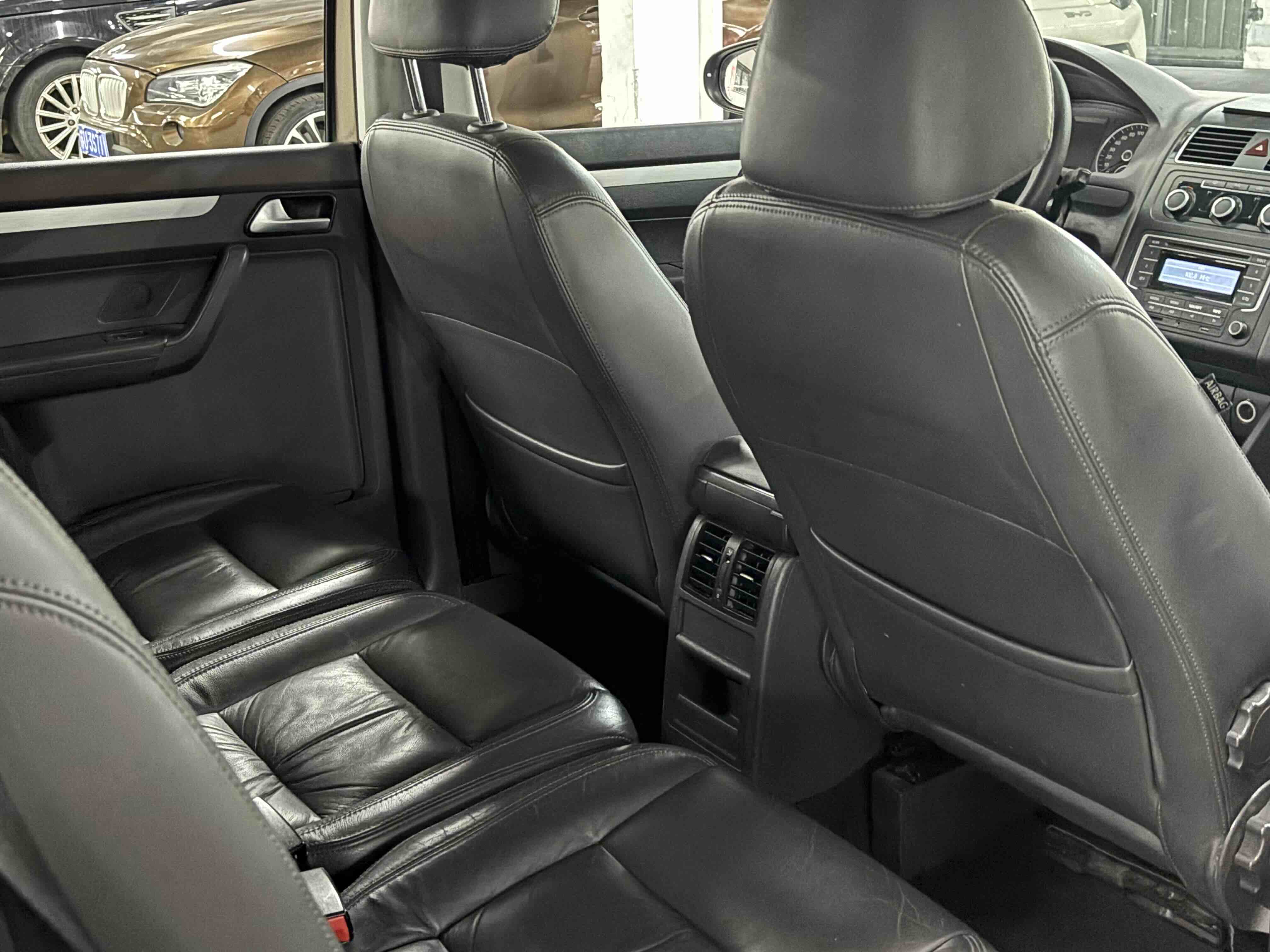 Volkswagen Touran 2016 car image #8