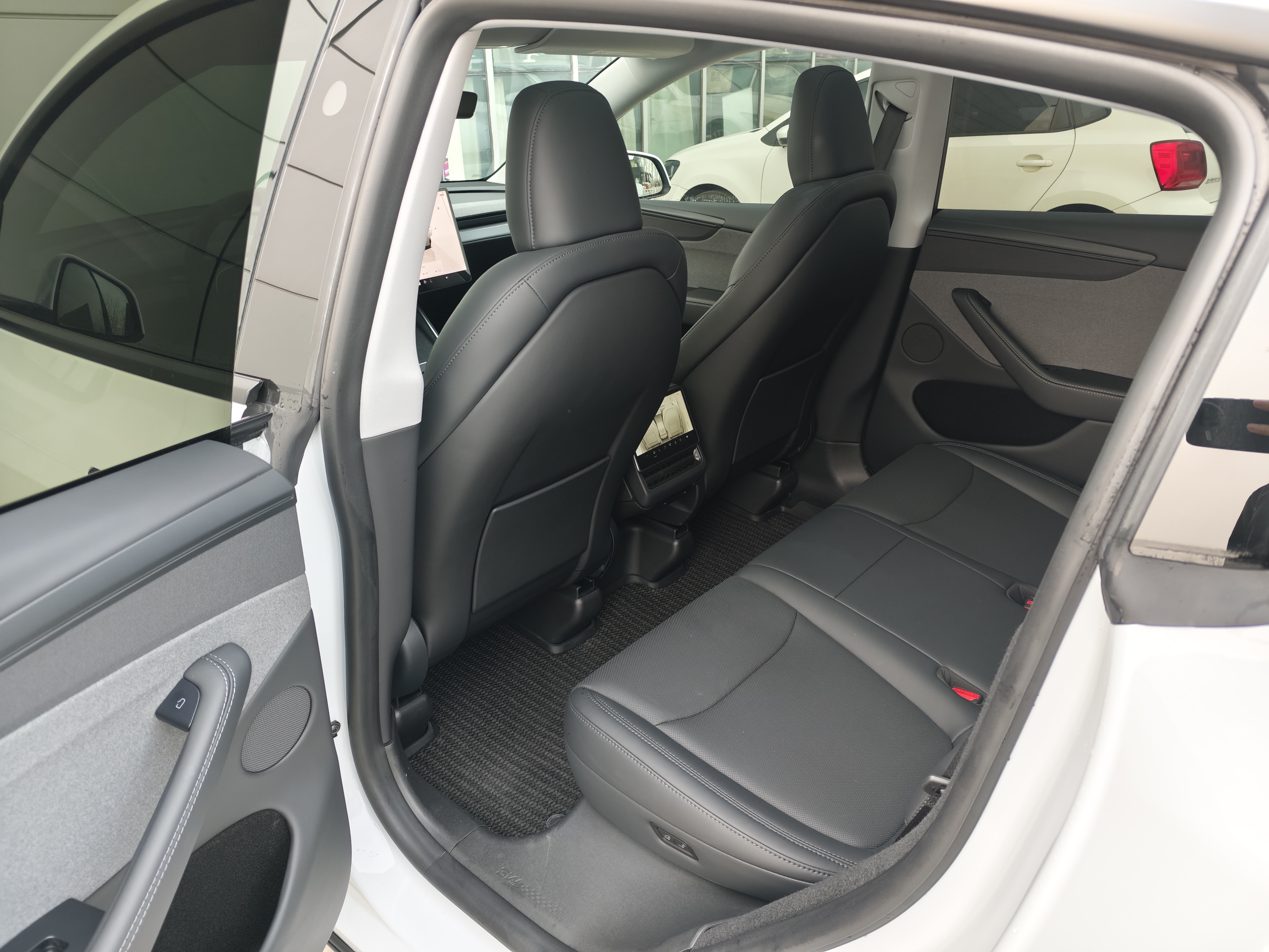 Tesla Model Y 2025 #8 Tesla Model Y 2025 car image #8