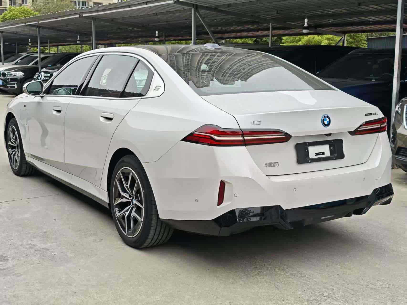 BMW i5 M60 2025 #8 BMW i5 M60 2025 car image #8