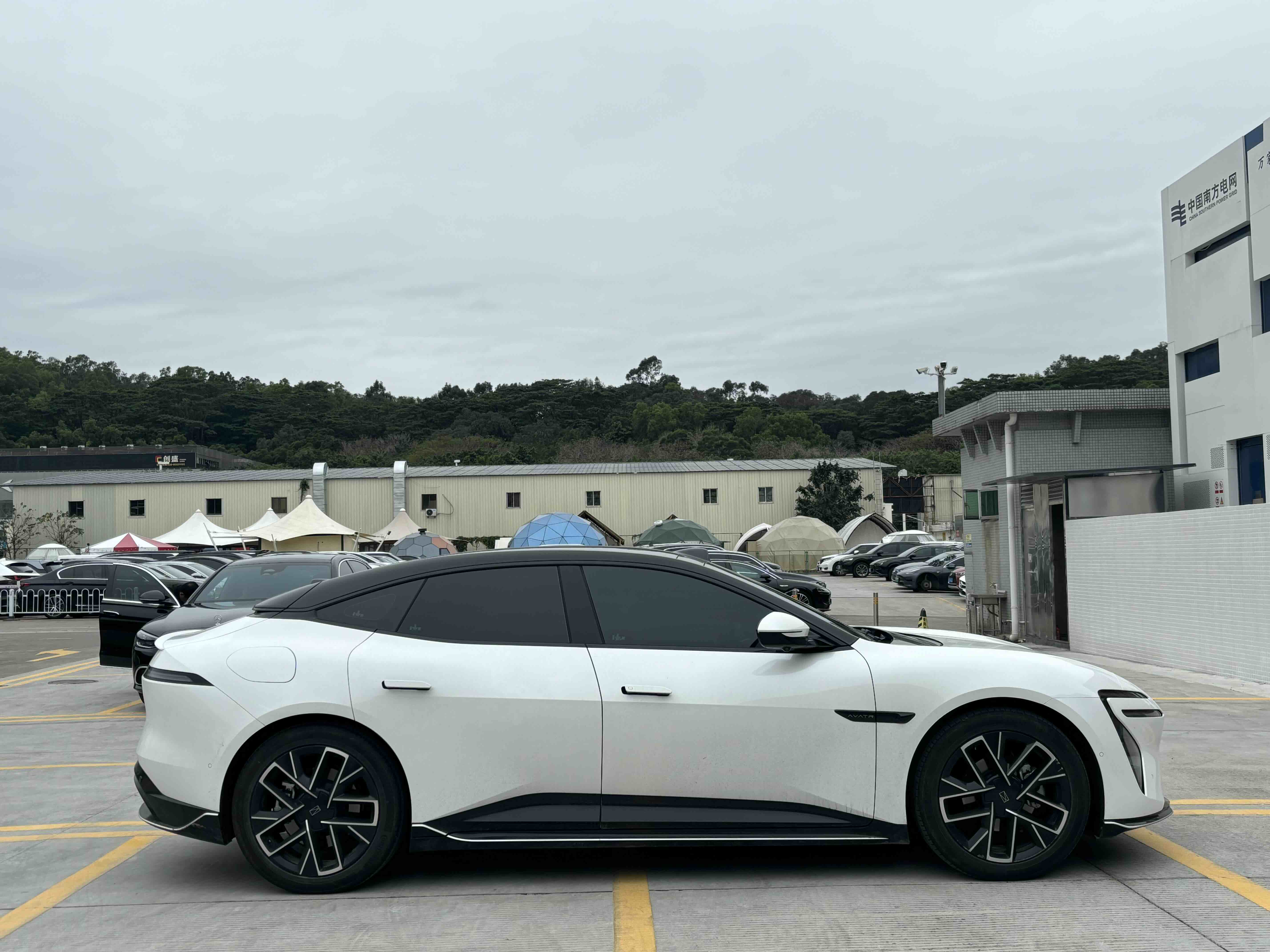 Avatr 06 2025 car image #8