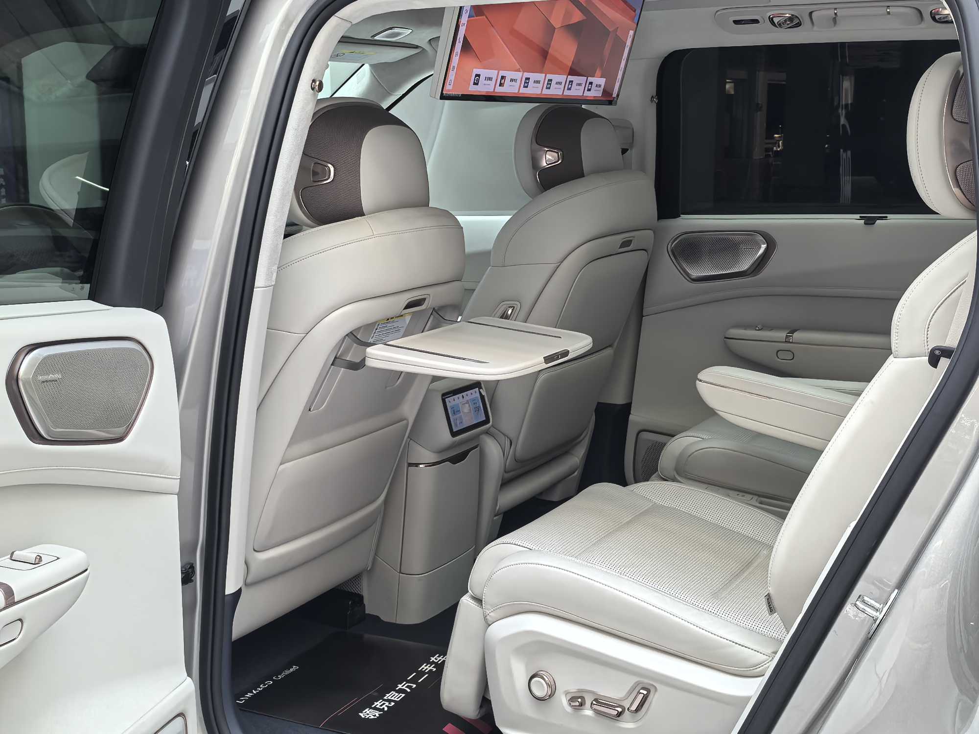 Lynk & Co 900 2025 car image #8