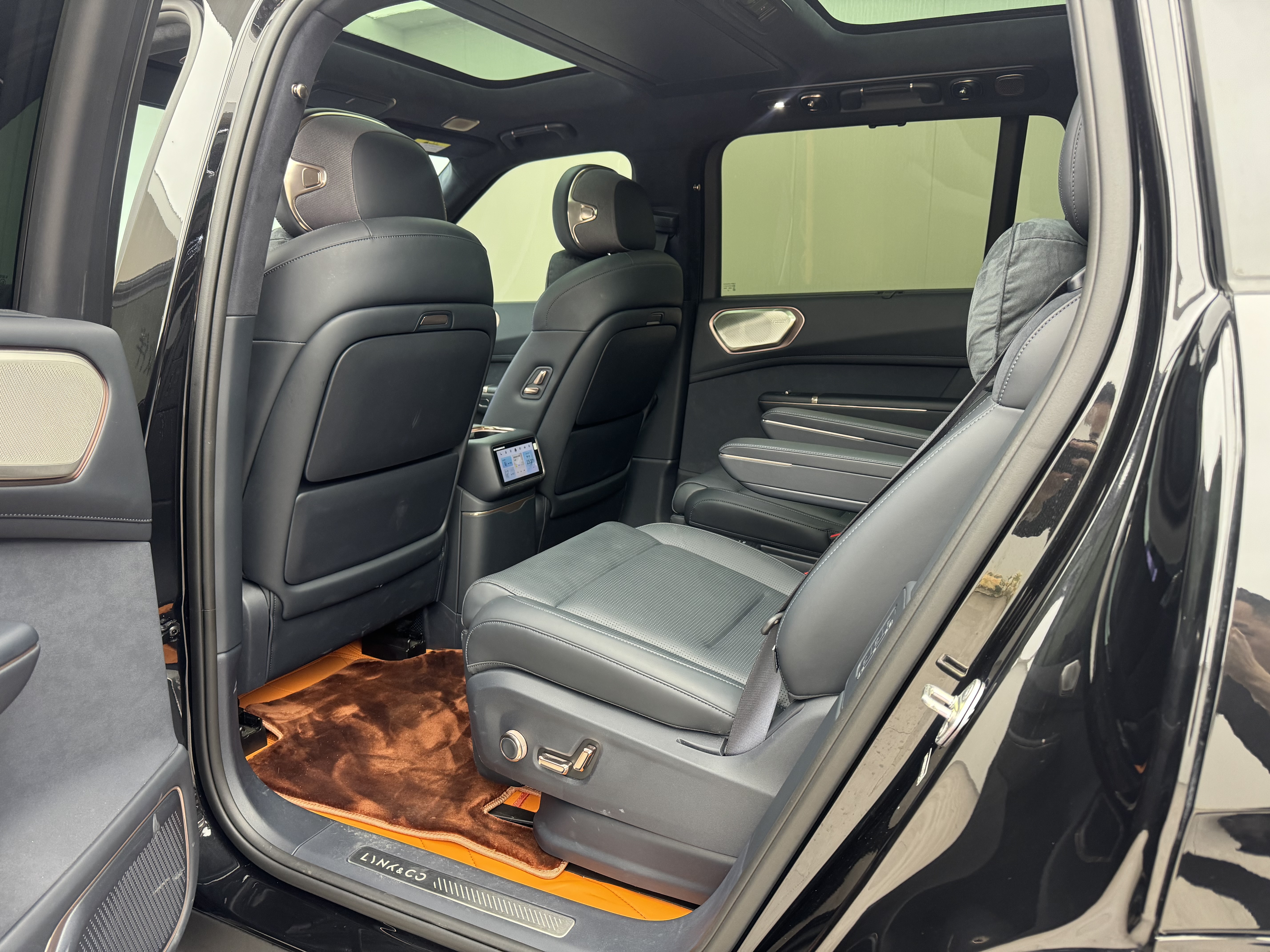 Lynk & Co 900 2025 car image #8
