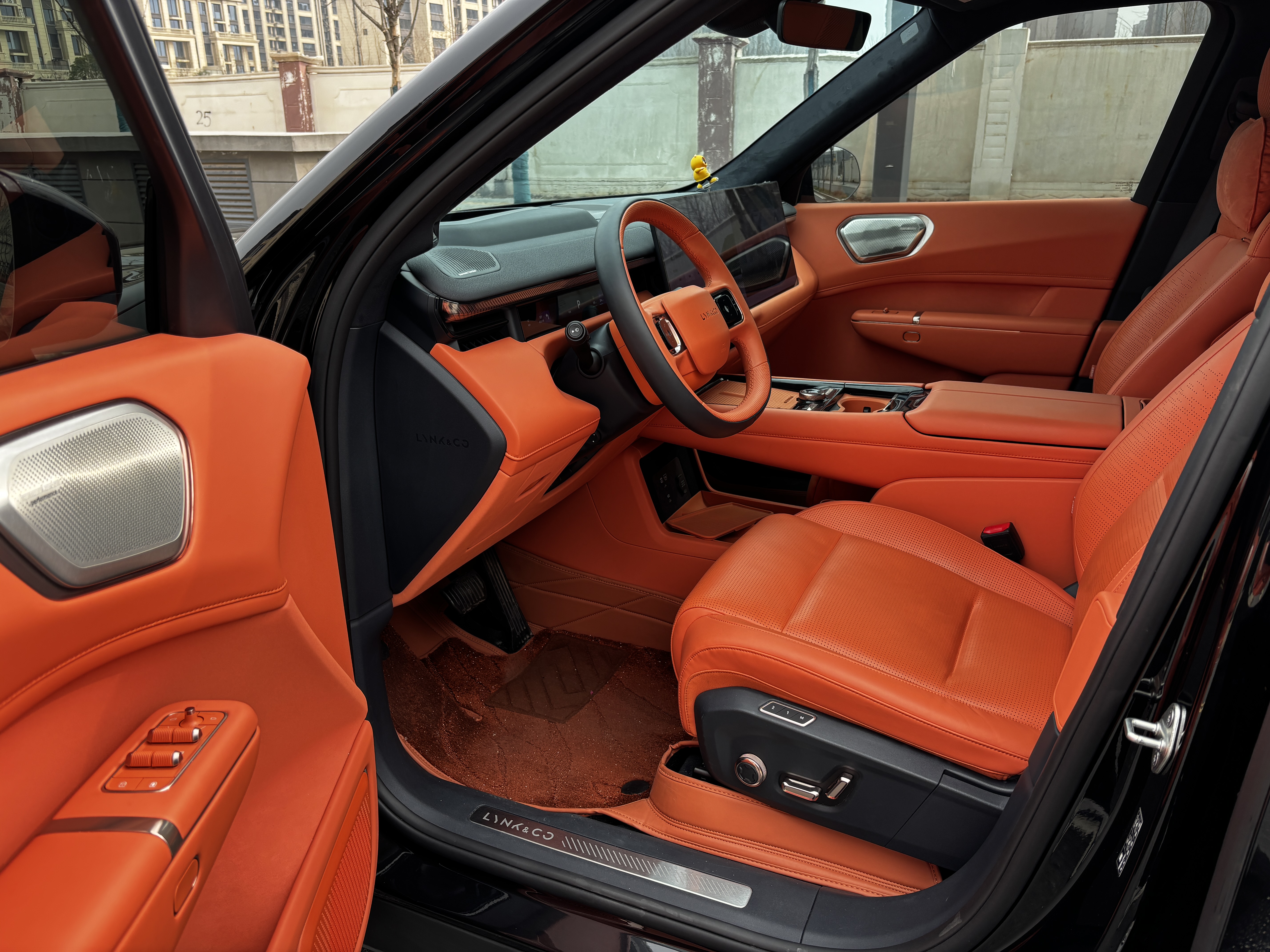 Lynk & Co 900 2025 car image #8