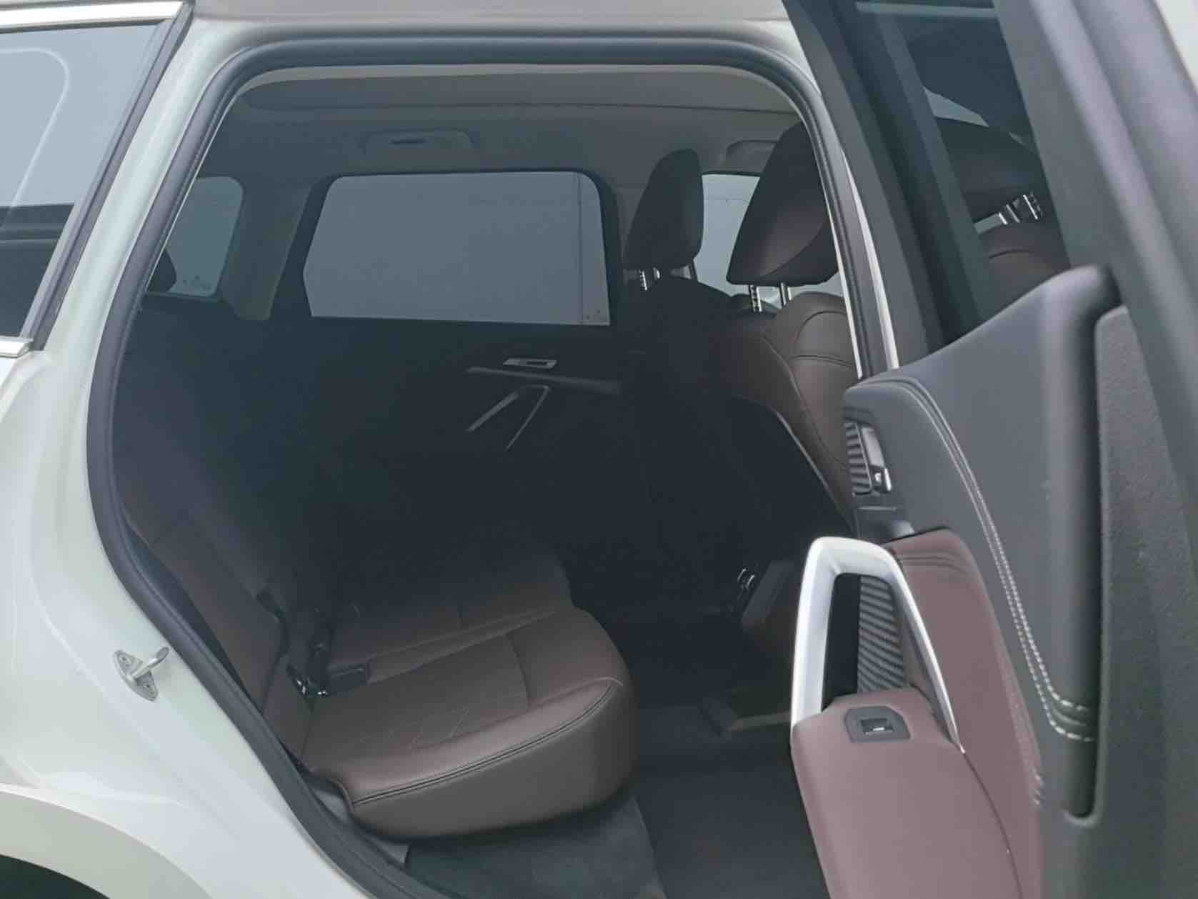 BMW iX1 2025 car image #8