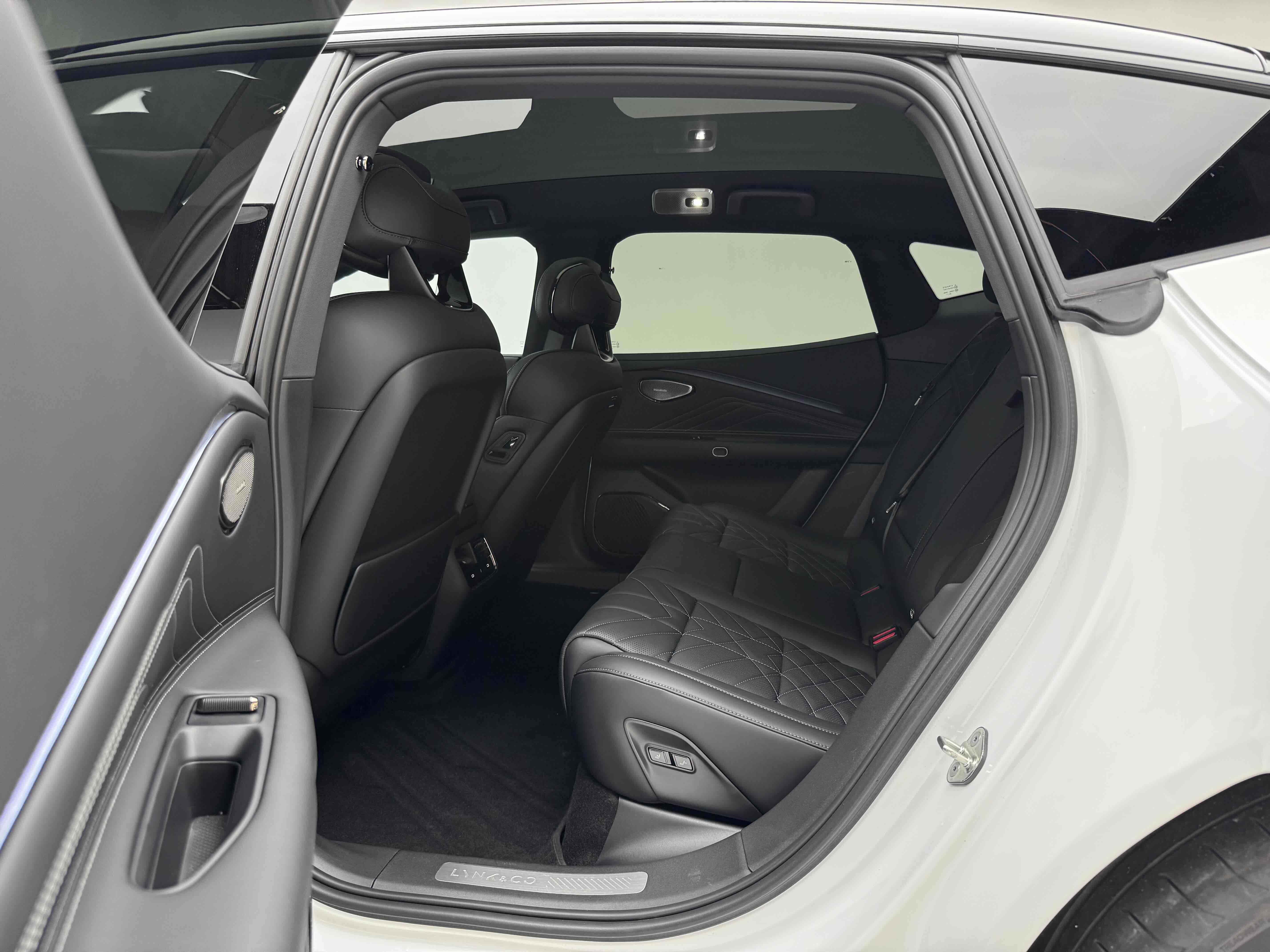 Lynk & Co 10 EM-P 2025 #8 Lynk & Co 10 EM-P 2025 car image #8