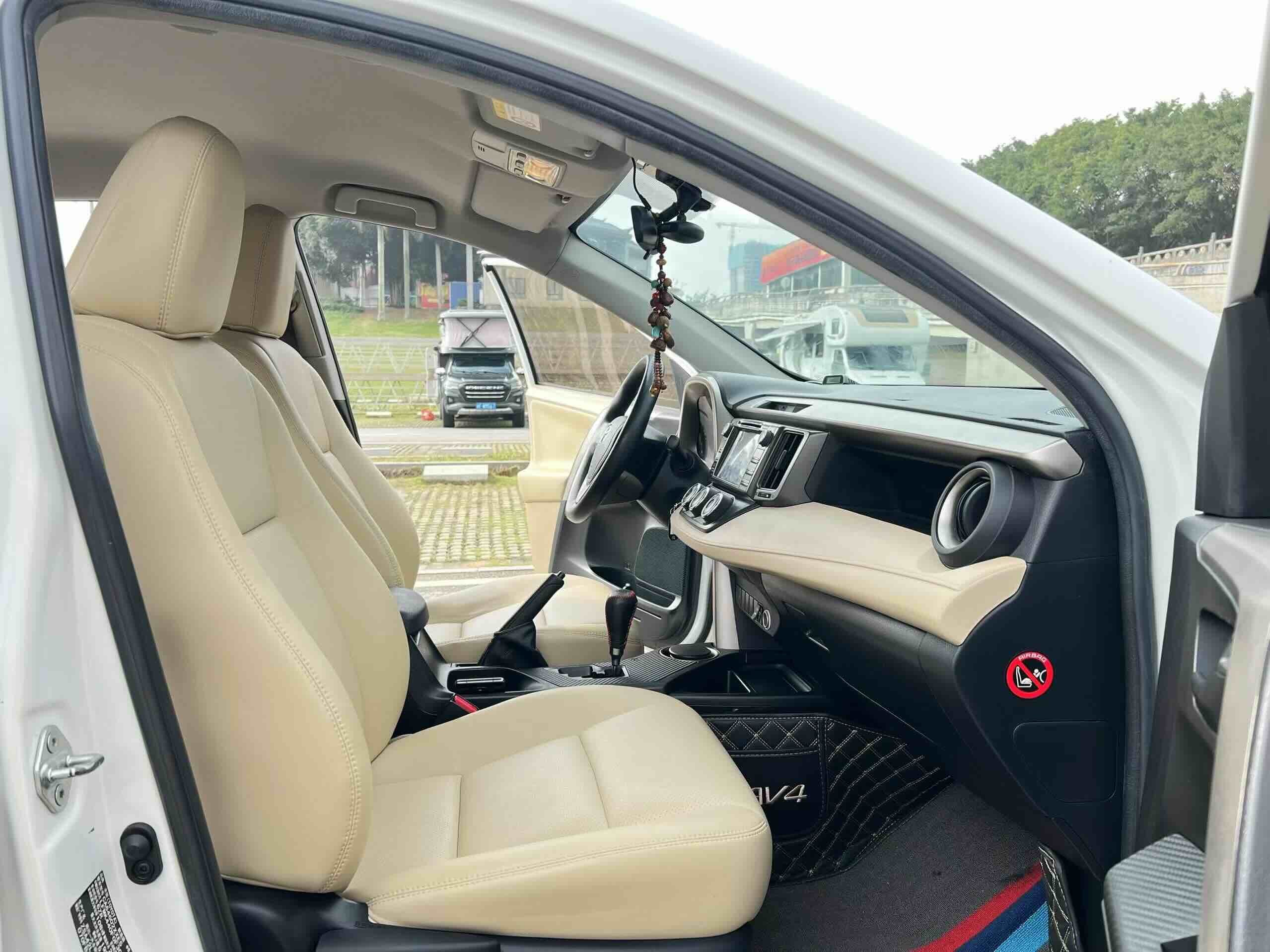 Toyota RAV4 2015 immagine di auto #8