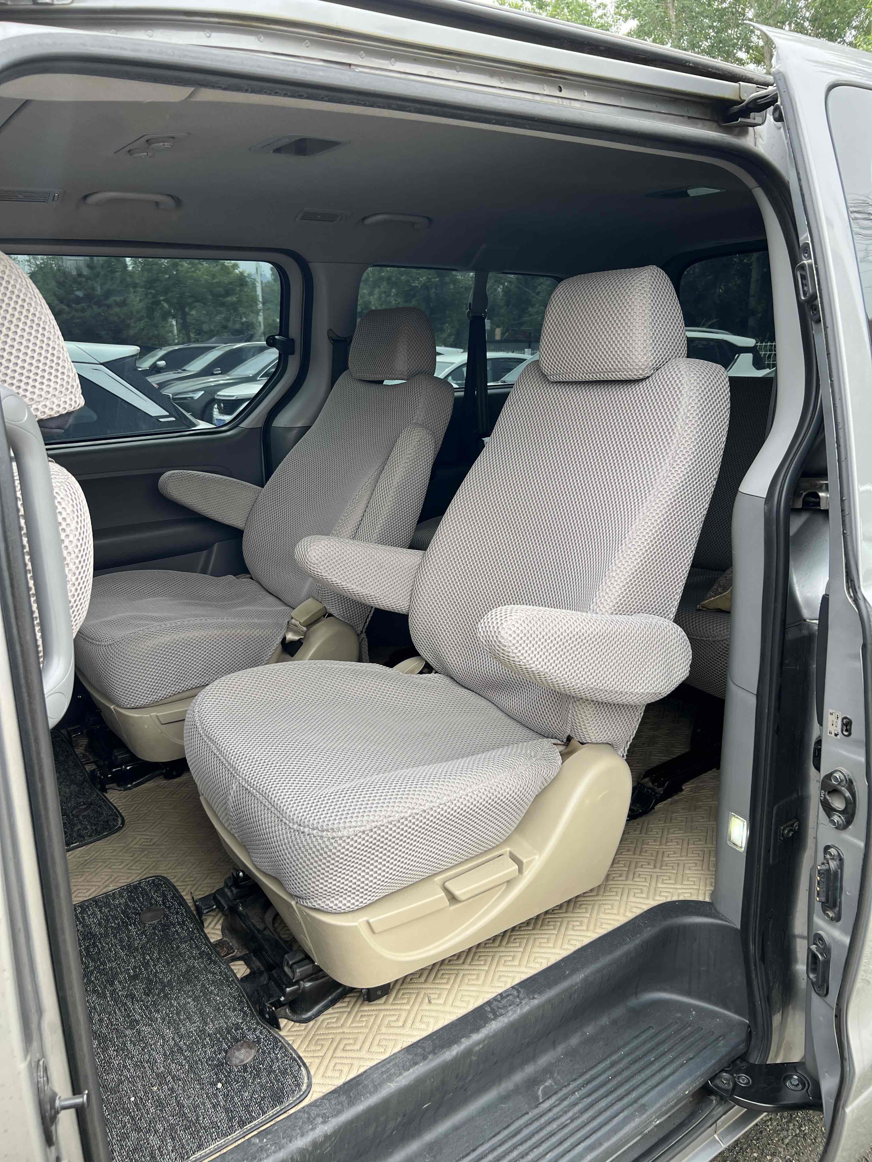 Hyundai H-1 2011 car image #8