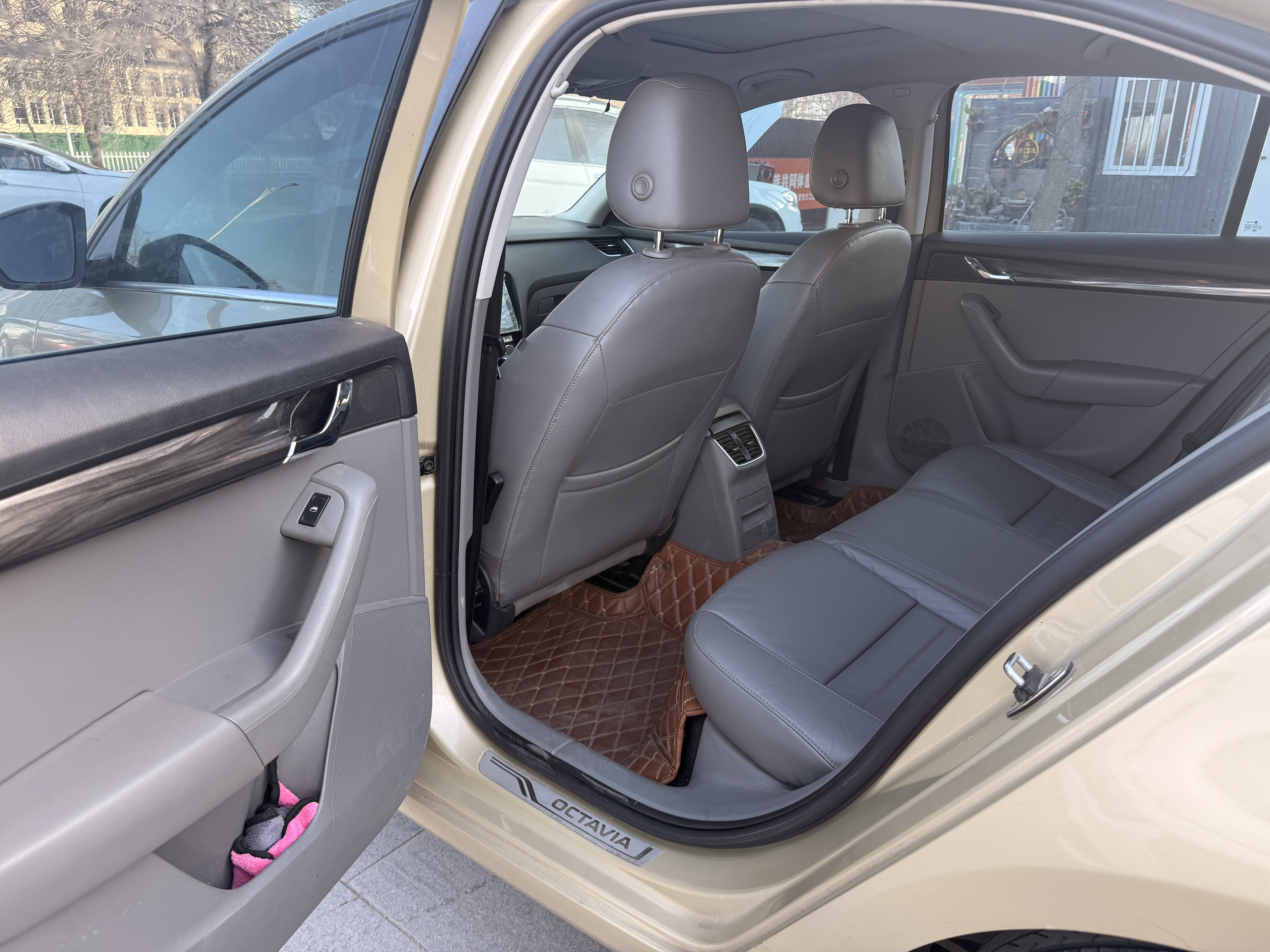 Skoda Octavia 2015 car image #8