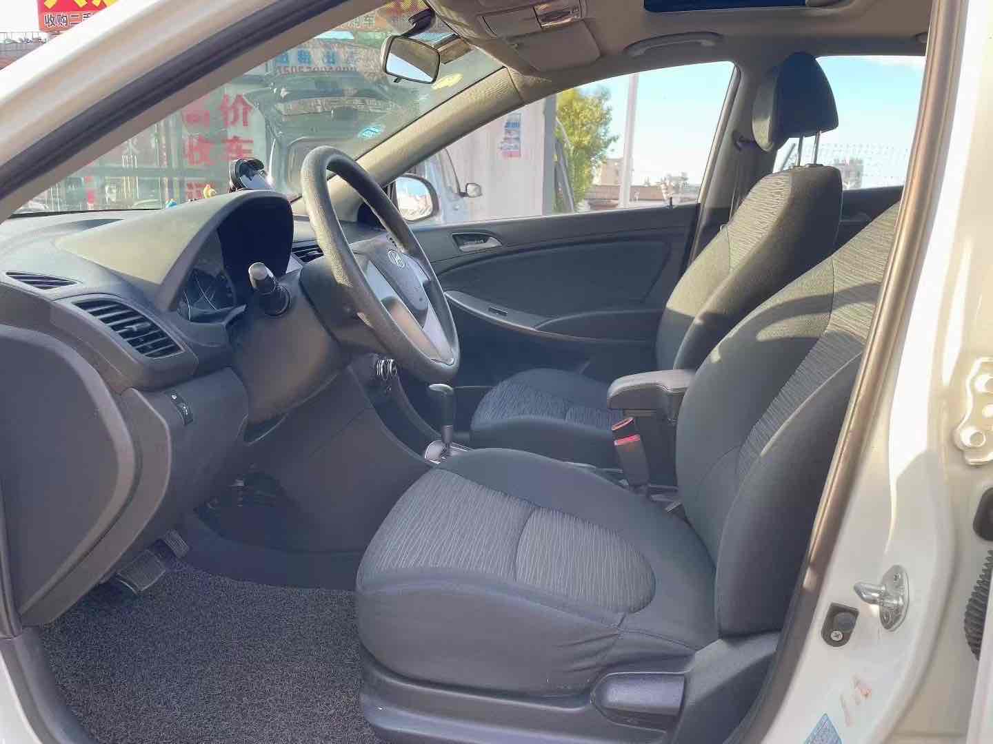 Hyundai Reina Hatchback 2015 immagine di auto #8