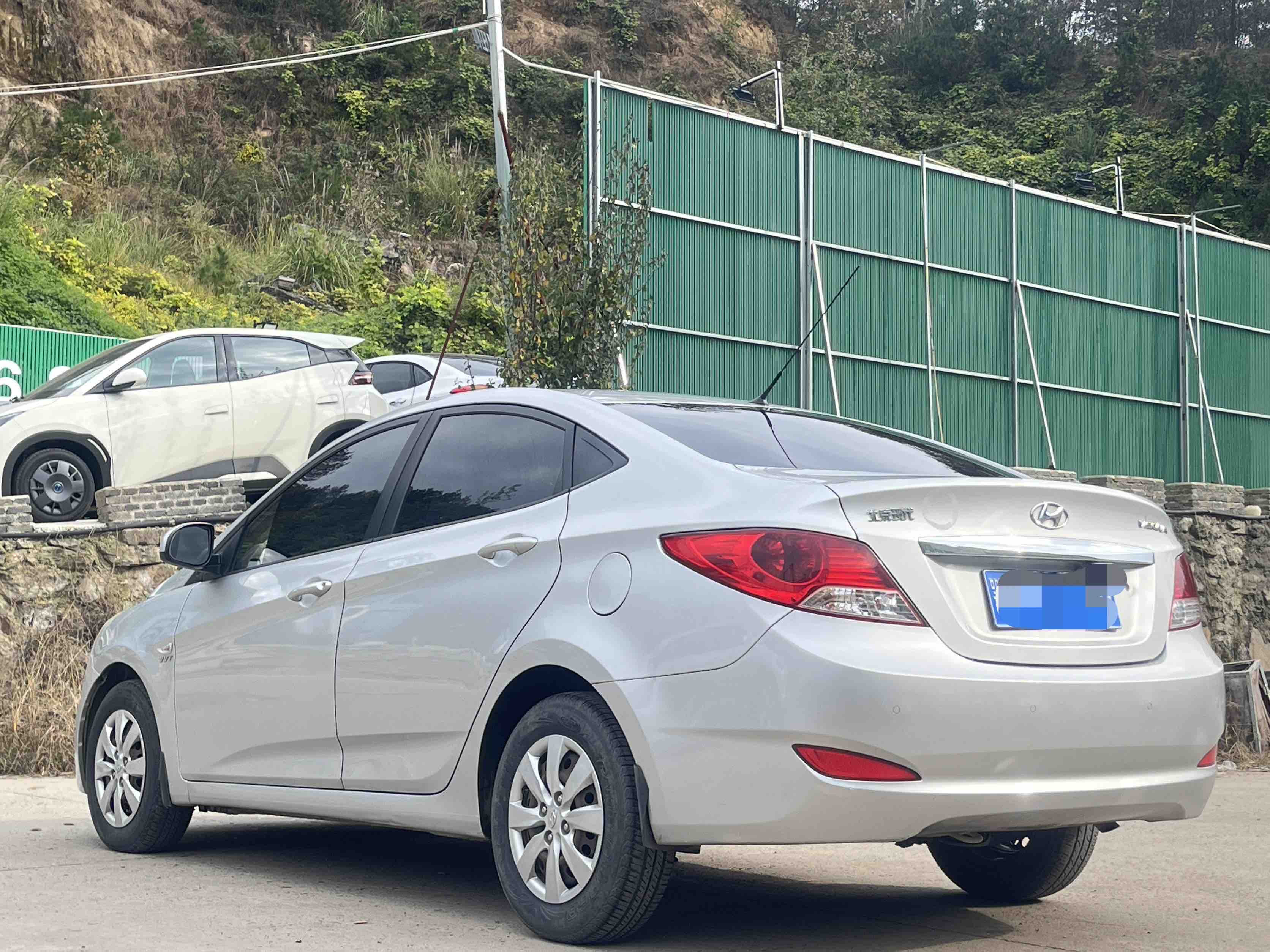 Hyundai Reina 2013 #8 Hyundai Reina 2013 car image #8