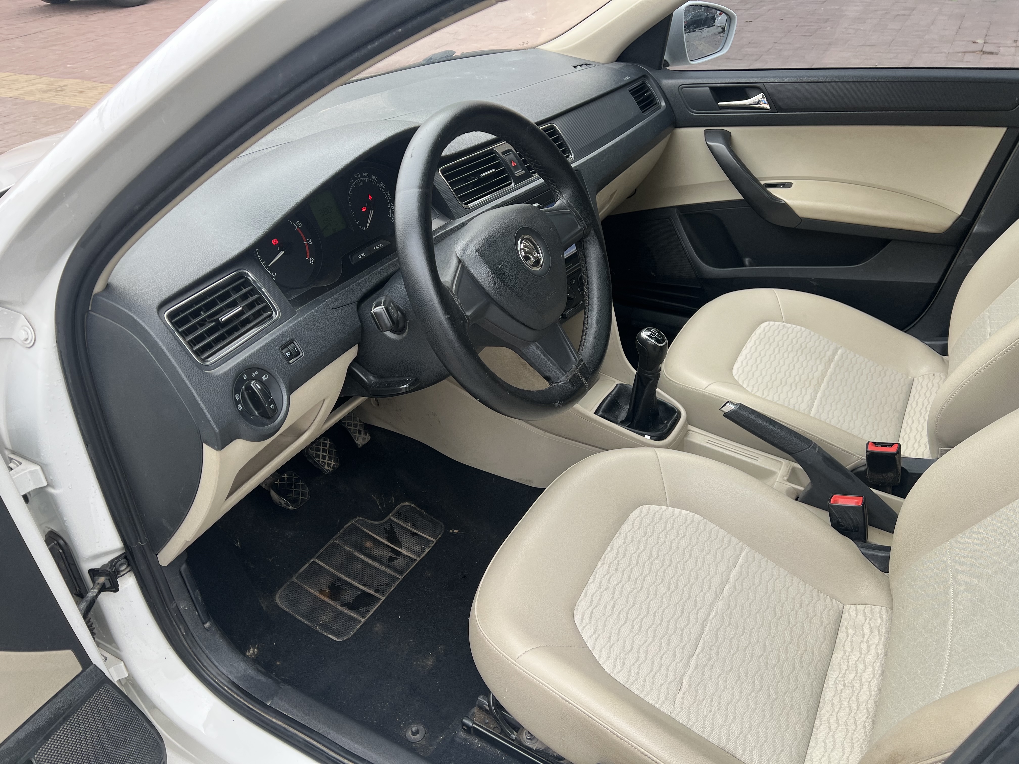 Skoda Rapid 2015 immagine di auto #8
