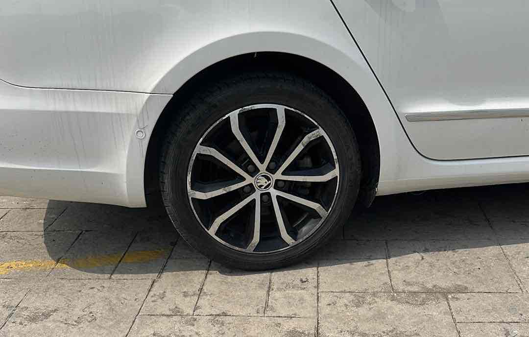 Skoda Superb Combi 2014 car image #8