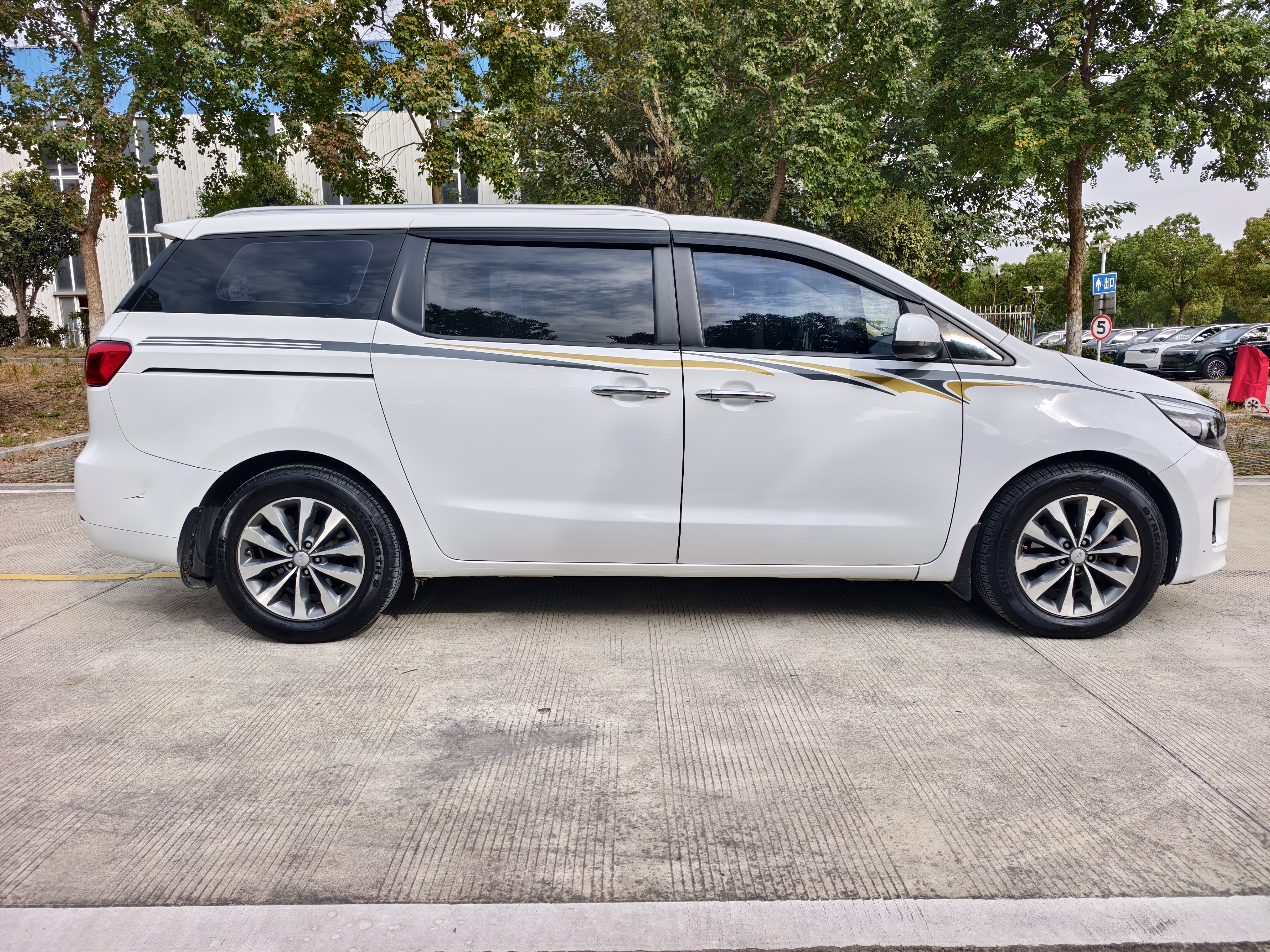 Kia Carnival (Imported) 2016 car image #8